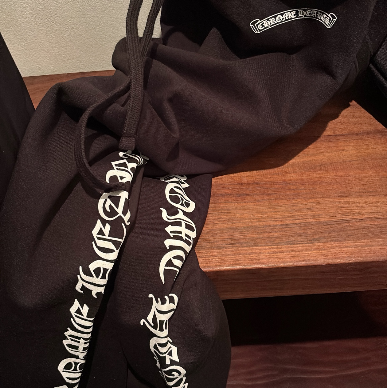 Chrome Hearts Scroll Logo Spellout Sweatpants Black 착용 스타일 - 2