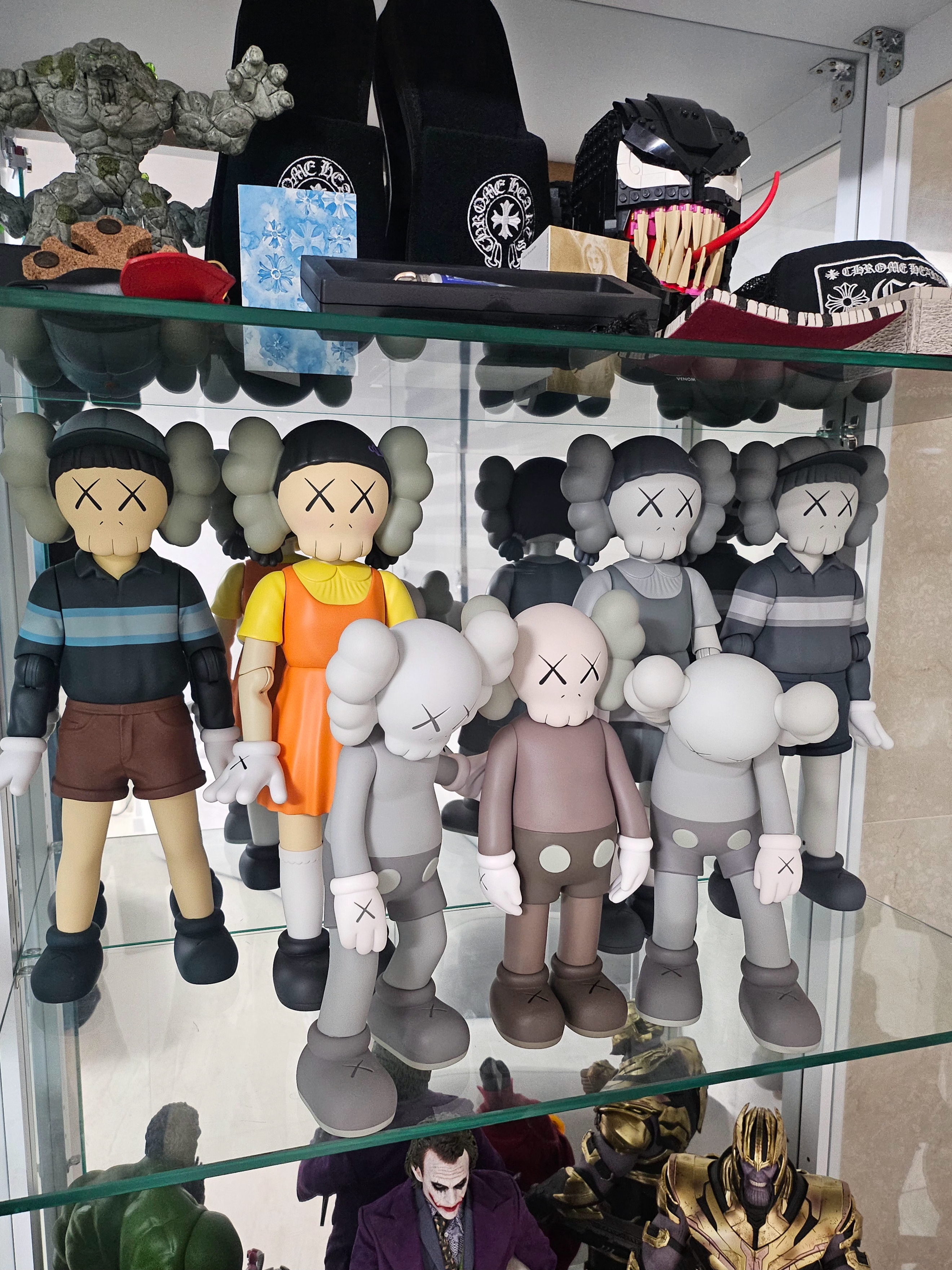 Kaws x Squid Game Young-Hee Vinyl Figure Monotone, Kaws x Squid Game Young-Hee Vinyl Figure Coloured 착용 스타일