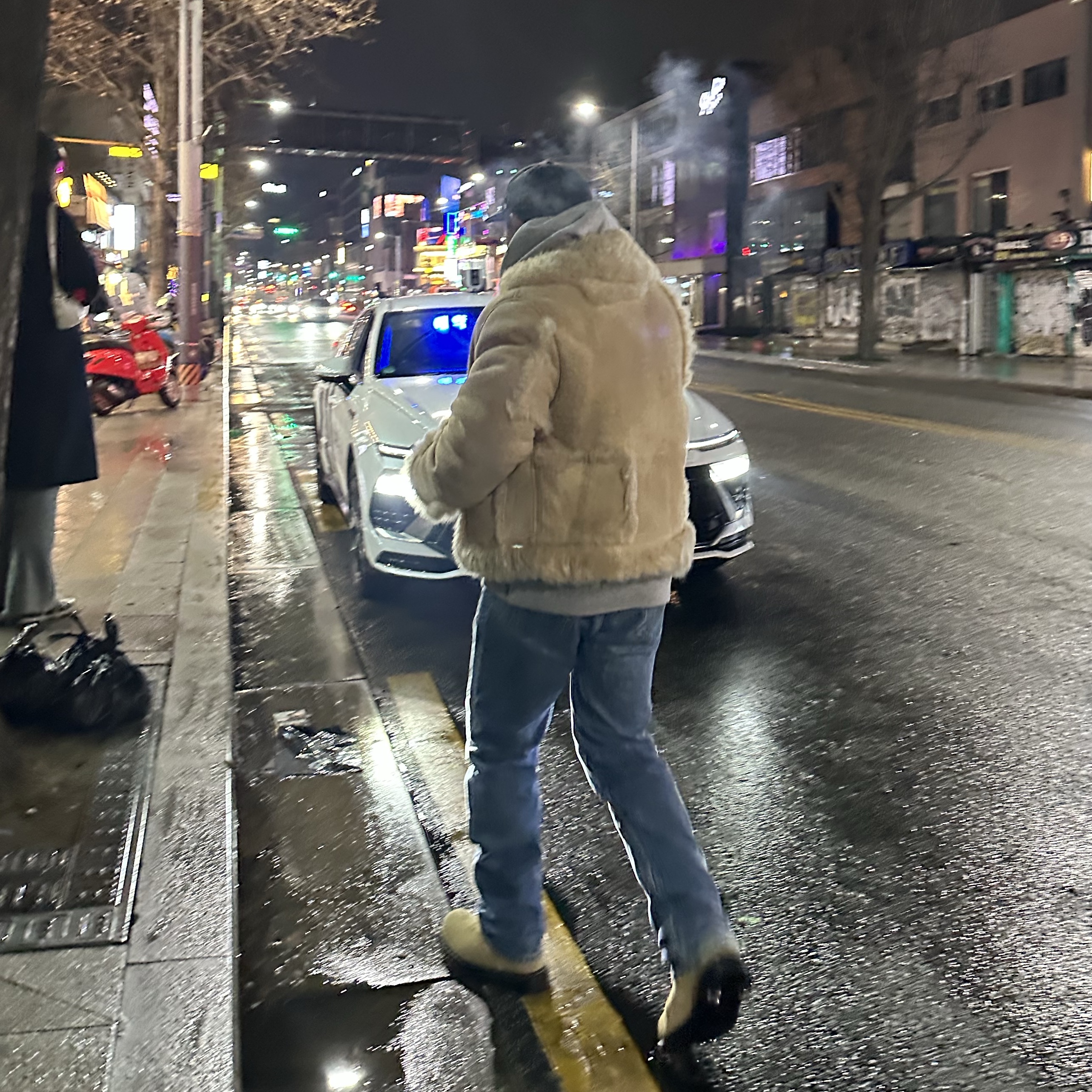 Dr. Martens x Stussy 2295 Decon Sand Hairy Suede Boots Tan 착용 스타일 - 1