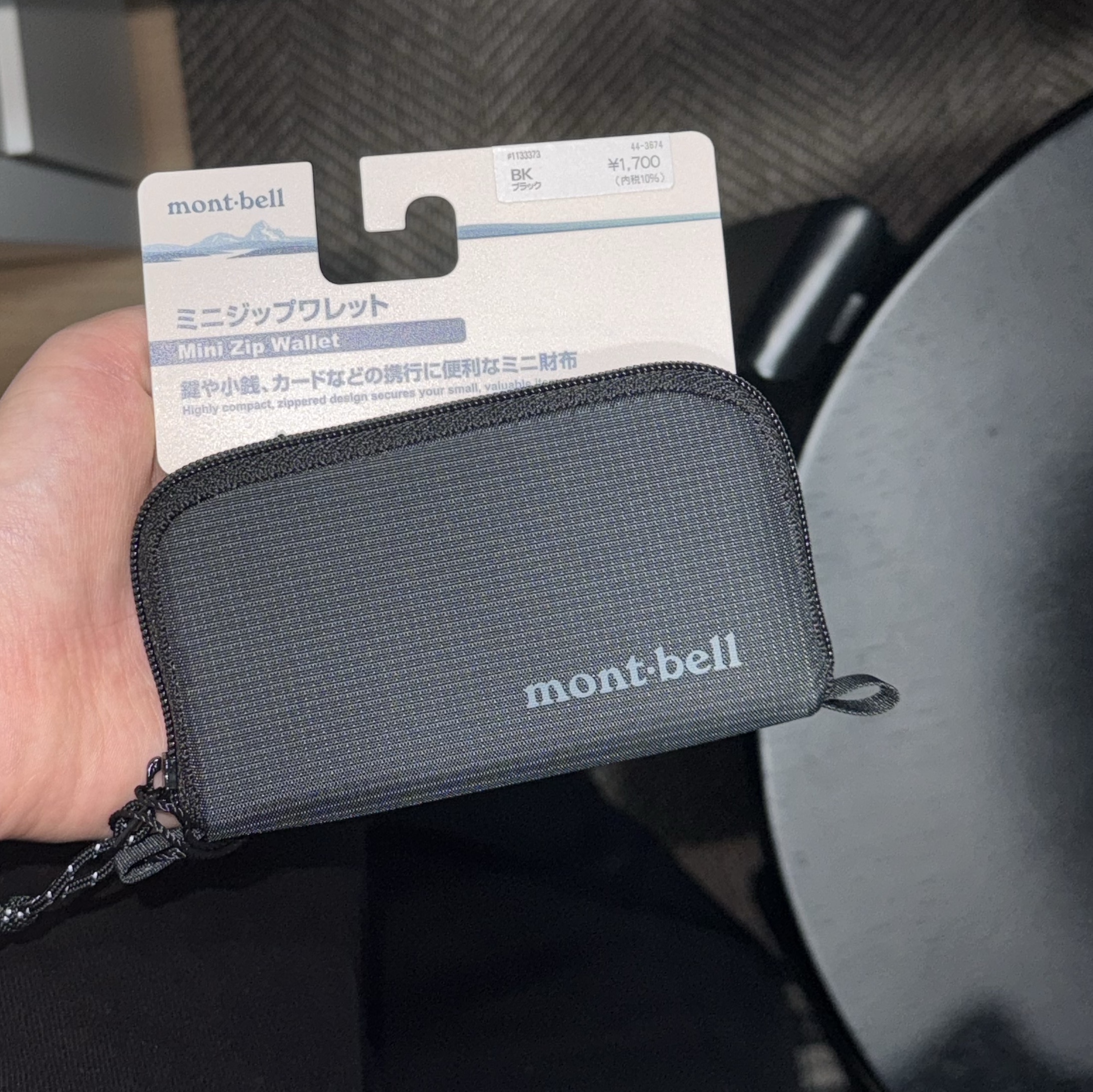 Montbell Mini Zip Wallet Black 착용 스타일