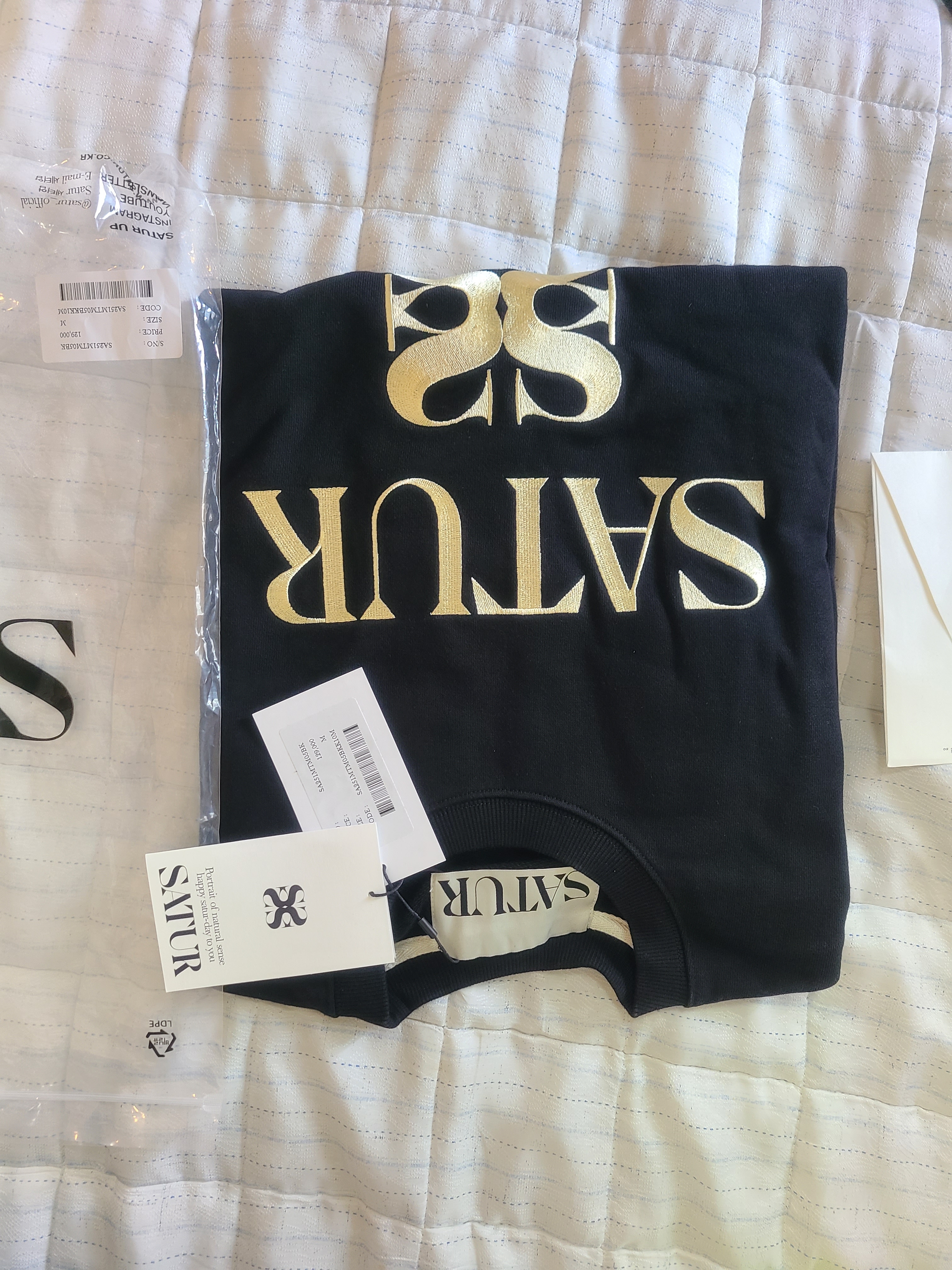 SATUR Classic Logo Sweatshirt Classic Black 착용 스타일 - 3