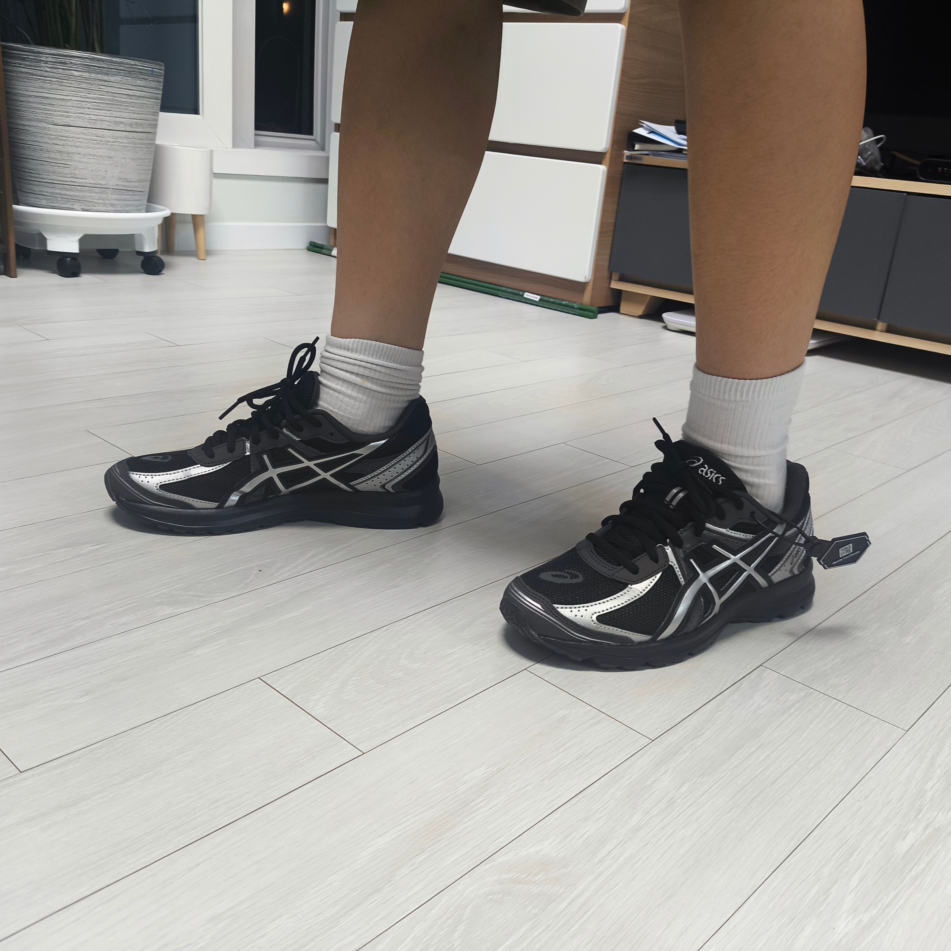 Asics Jog 100 S Black Pure Silver - D Standard 착용 스타일 - 5