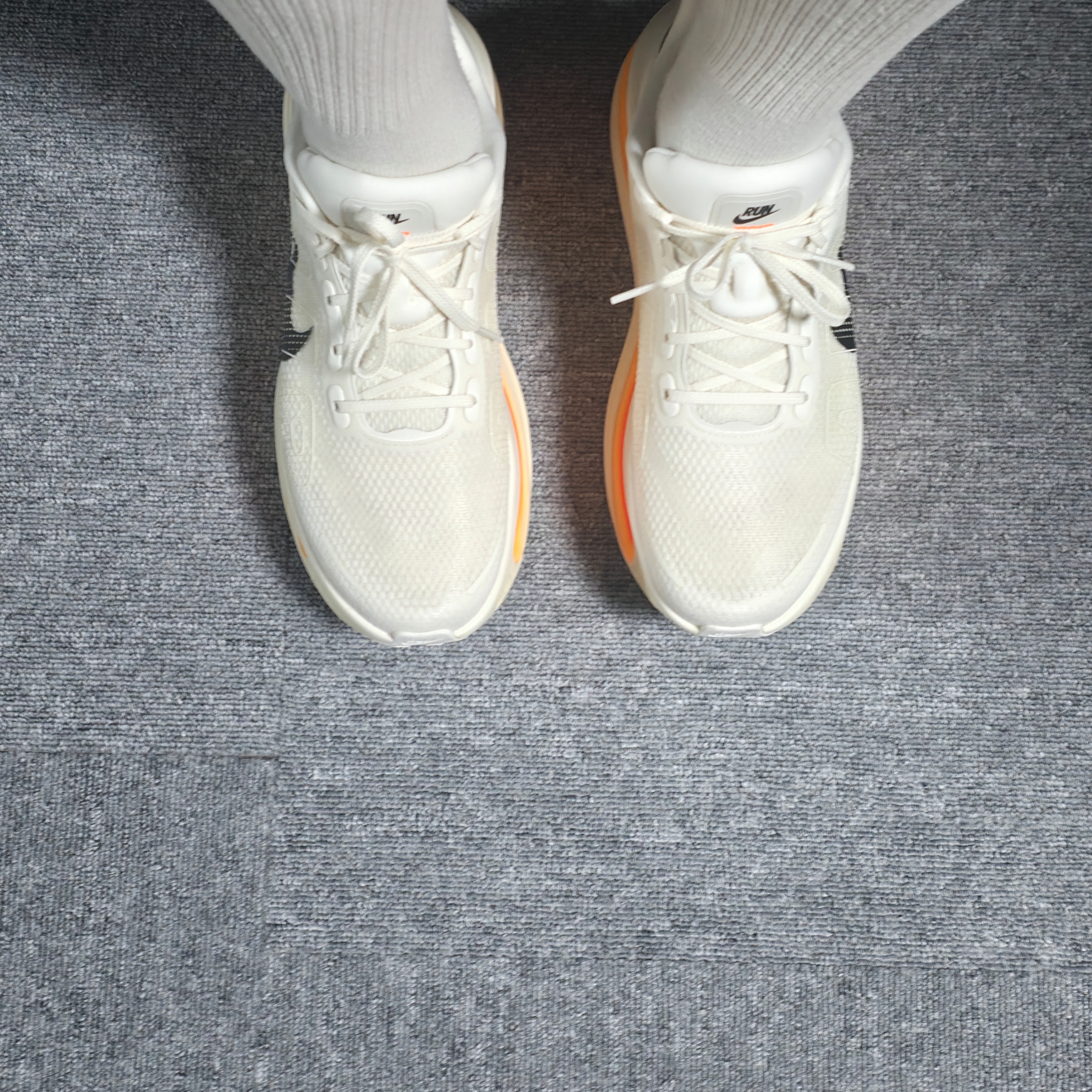 Nike Vomero Premium Sail Coconut Milk, New Balance Sleek Pocket 9 Inch Half Tights Black 착용 스타일 - 1