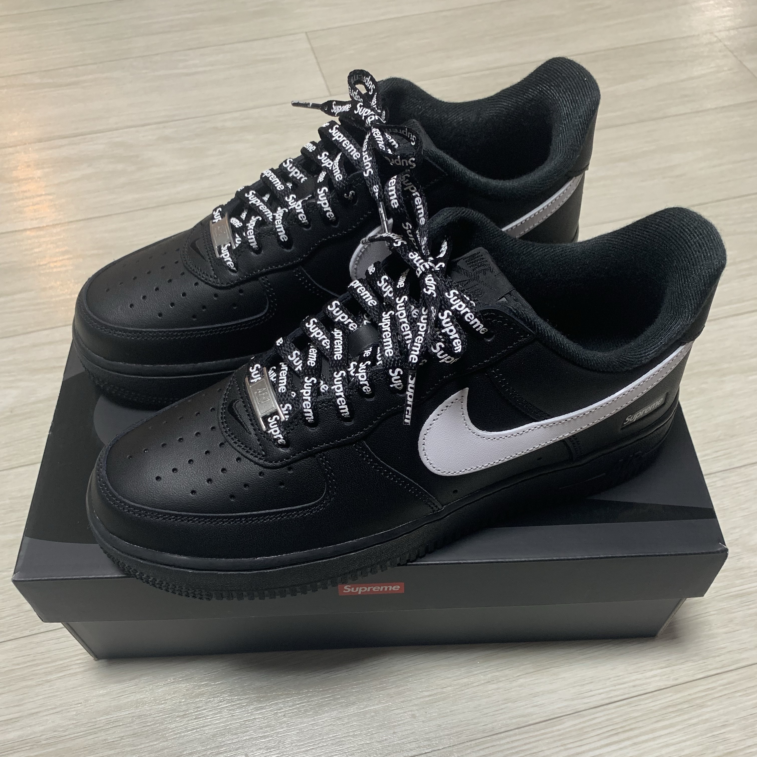 Nike x Supreme Air Force 1 Low Black 착용 스타일