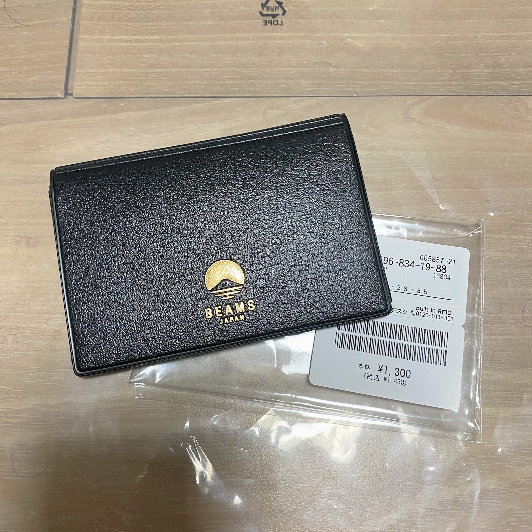 Beams x Hightide Special Order Pass & Card Case Black 착용 스타일