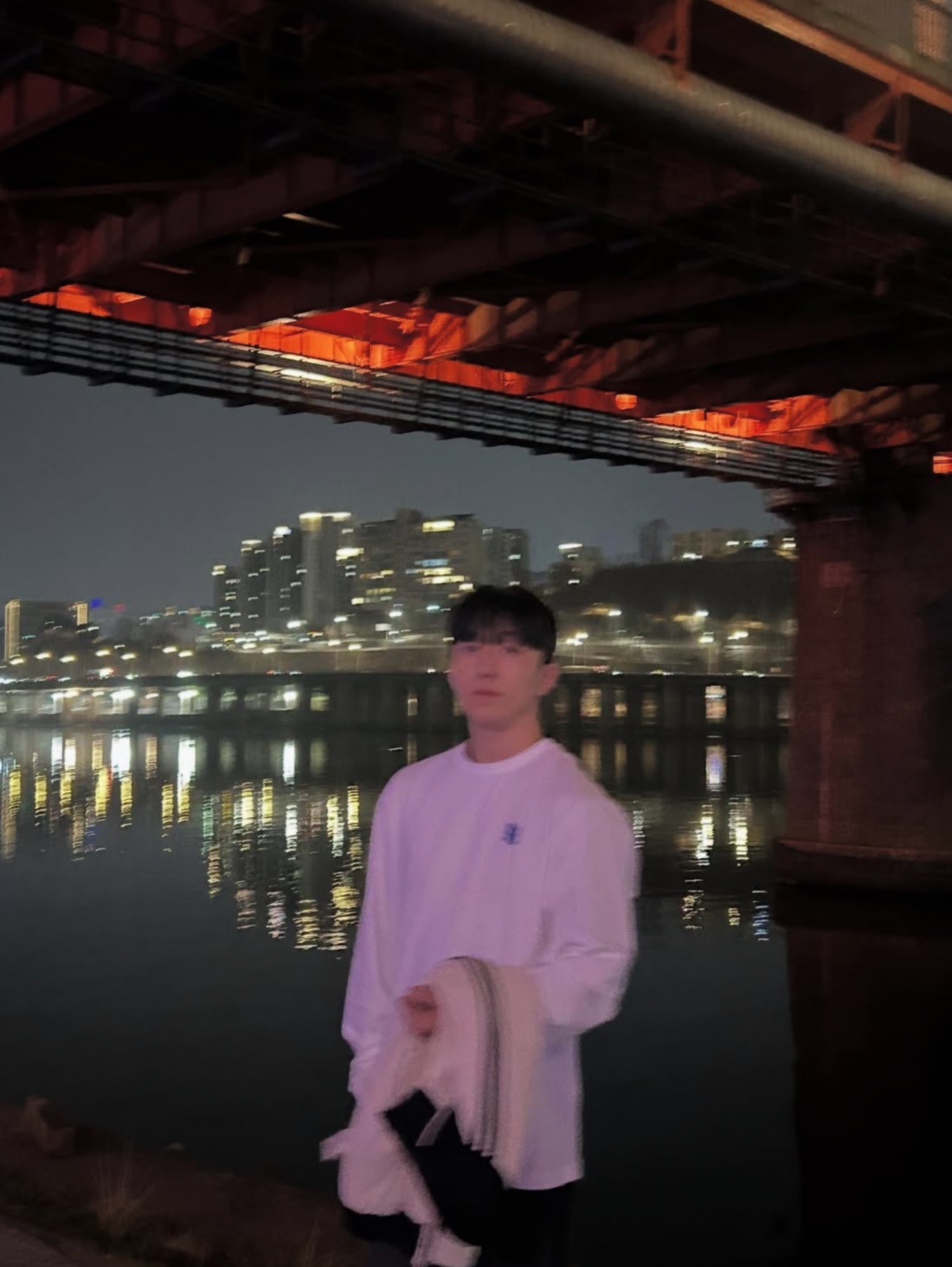 Ader Error Sig; TRS/BL Tag LS T-Shirt 01 Off White 착용 스타일