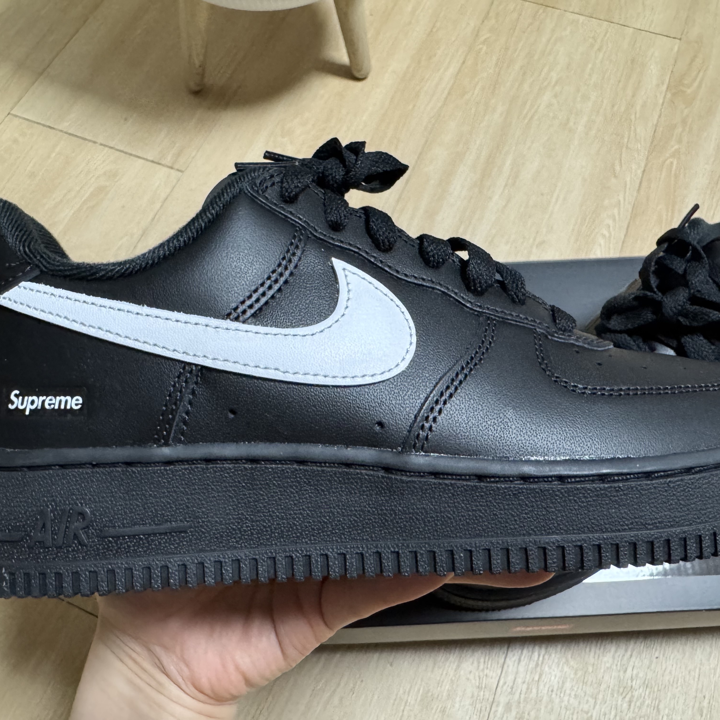 Nike x Supreme Air Force 1 Low Black 착용 스타일 - 4