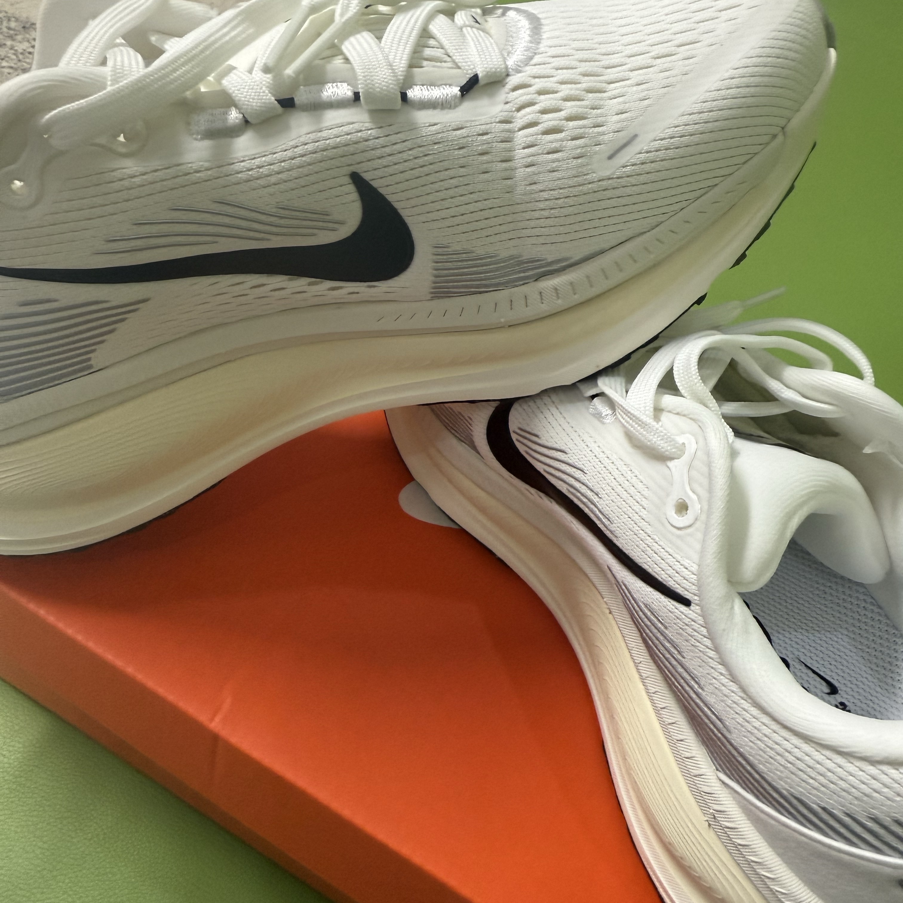 (W) Nike Vomero 18 Summit White Coconut Milk 착용 스타일