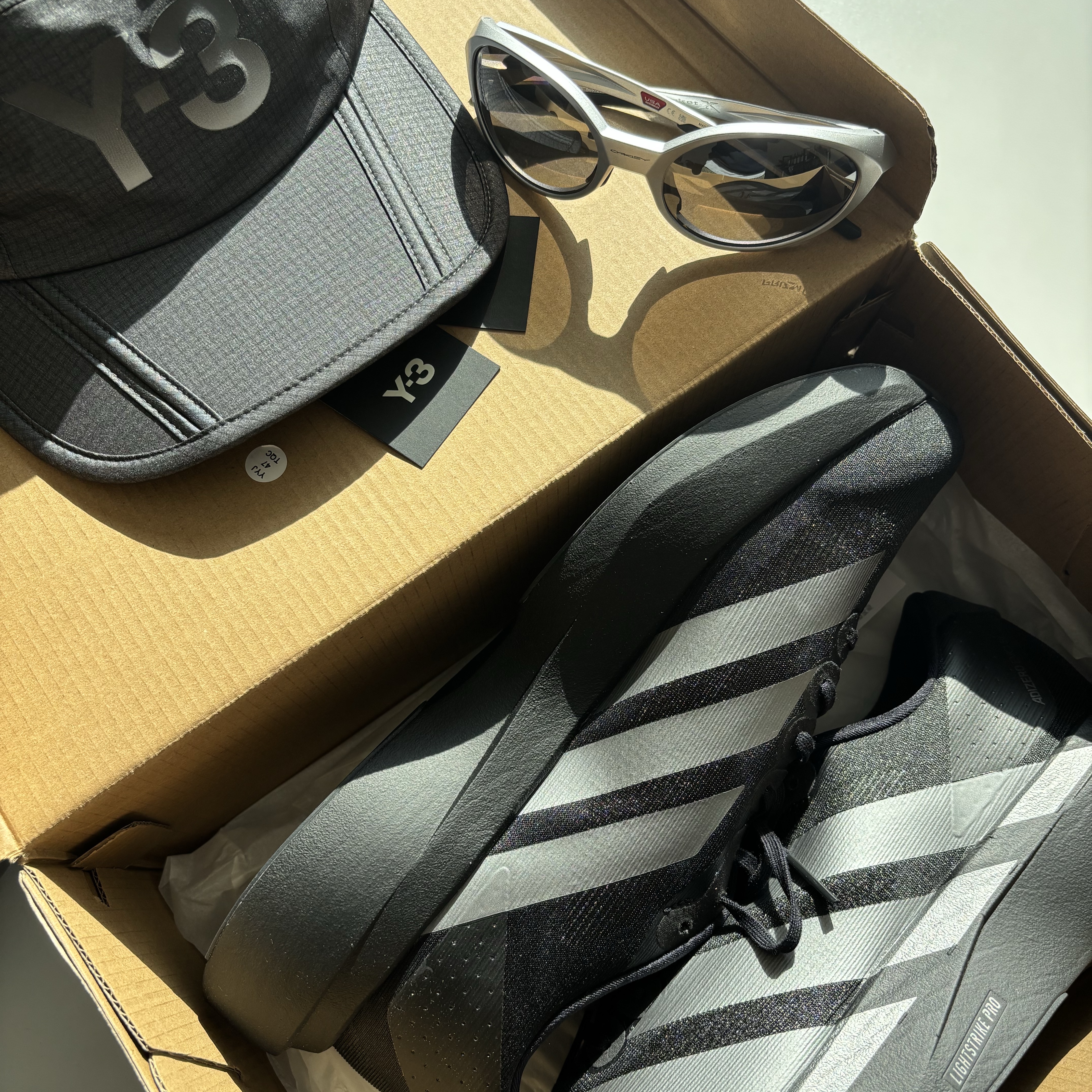 Adidas Adizero EVO SL Core Black Iron Metallic, Oakley Eye Jacket Redux Silver Frame Prizm Black Polarized Lenses High Bridge Fit 착용 스타일
