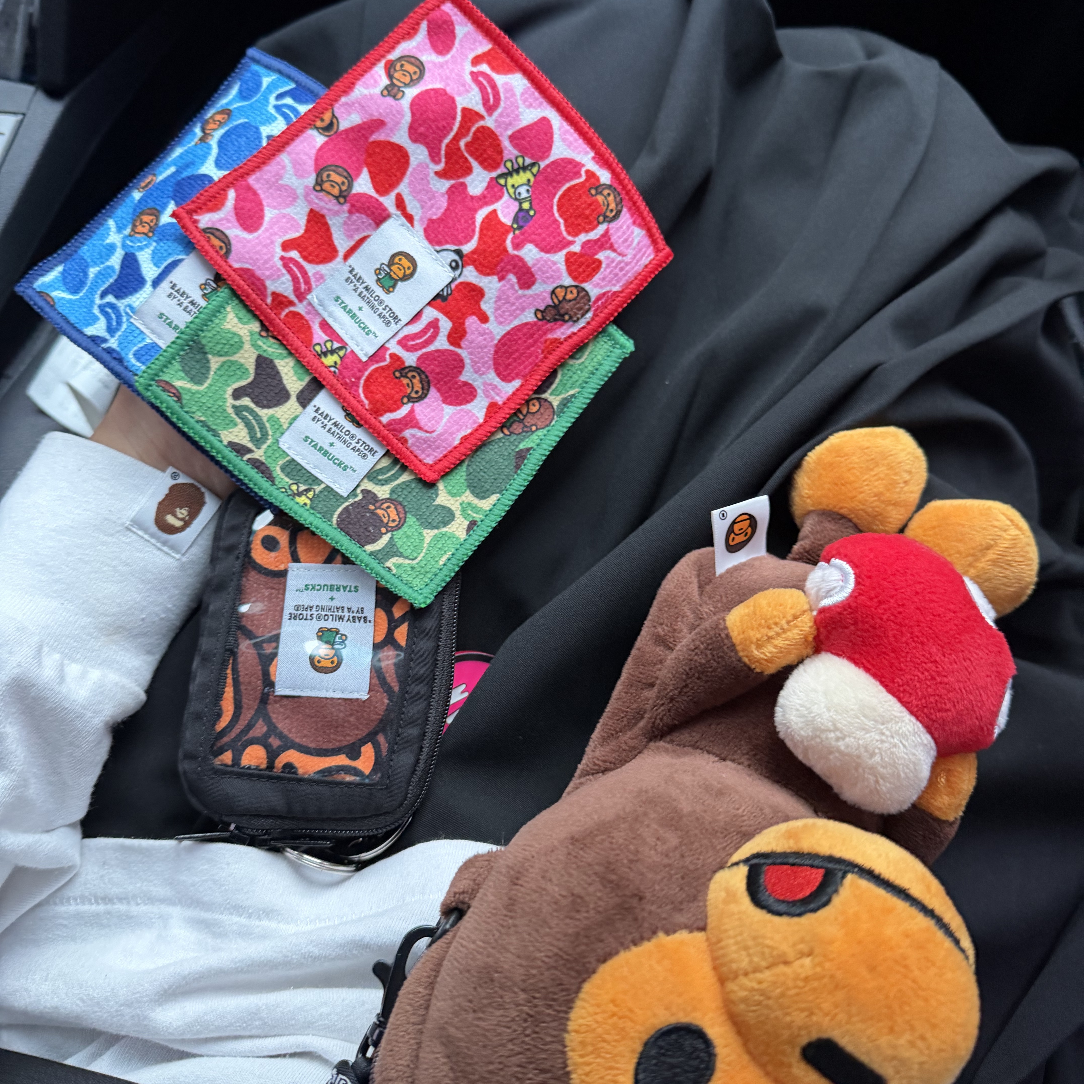 BAPE Baby Milo Plush Mobile Bag Brown, Starbucks x BAPE Baby Milo Coaster 착용 스타일
