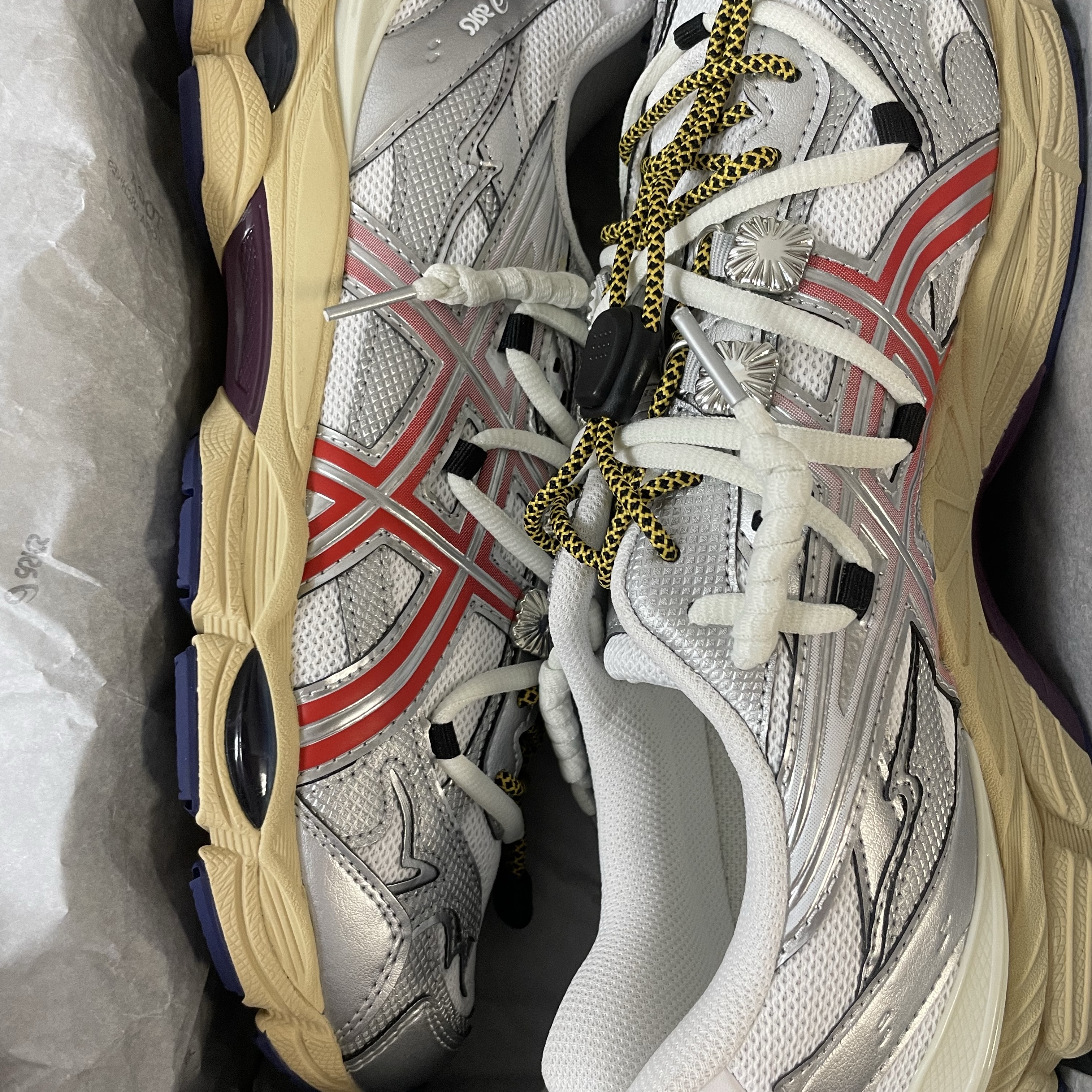 Asics x Toga Gel-Cumulus 16 TG White Red Pure Silver 착용 스타일 - 1