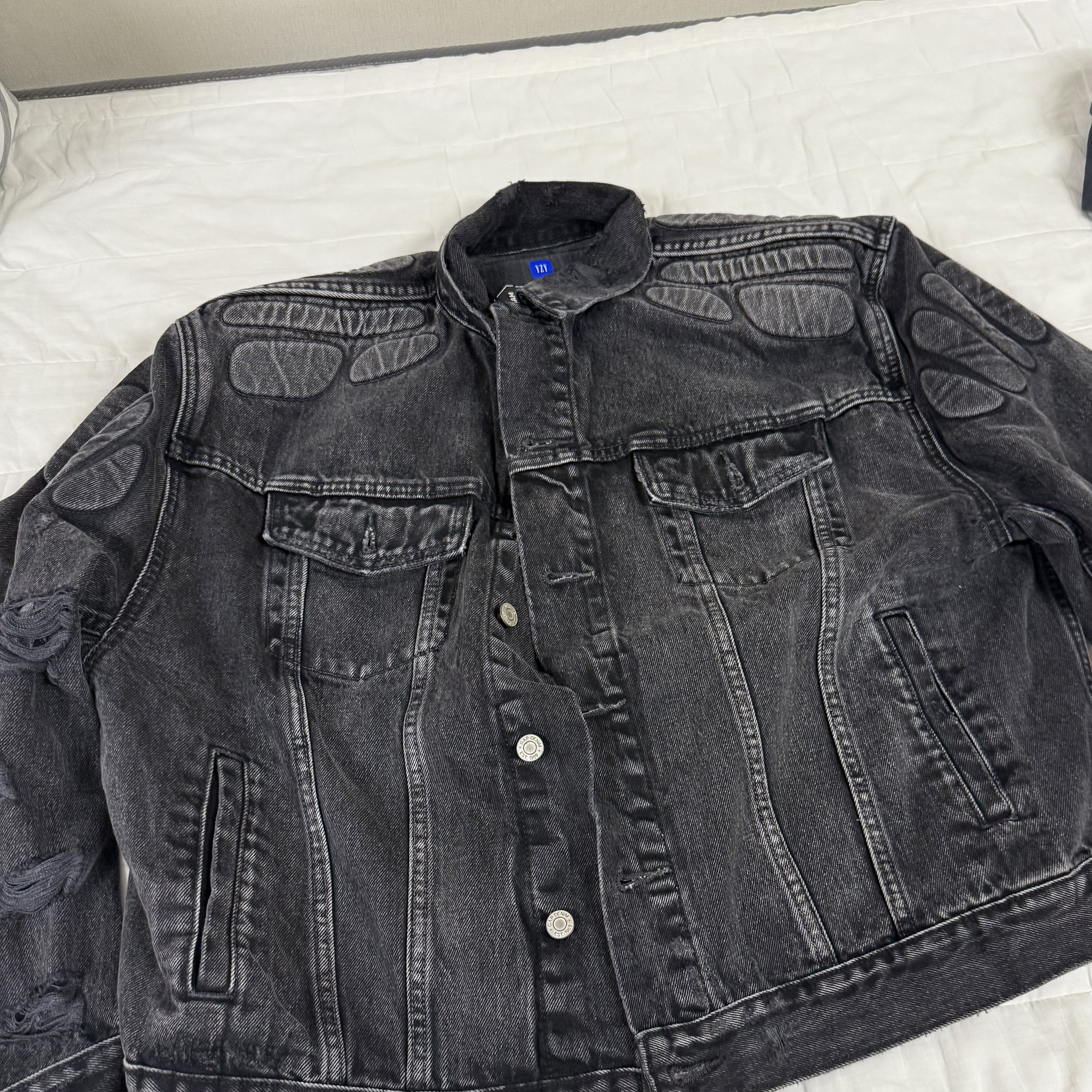 Yeezy Gap Engineered By Balenciaga Padded Denim Jacket Grey Wash, Yeezy YZY Zip-Up Hoodie Poetic Black 착용 스타일 - 1