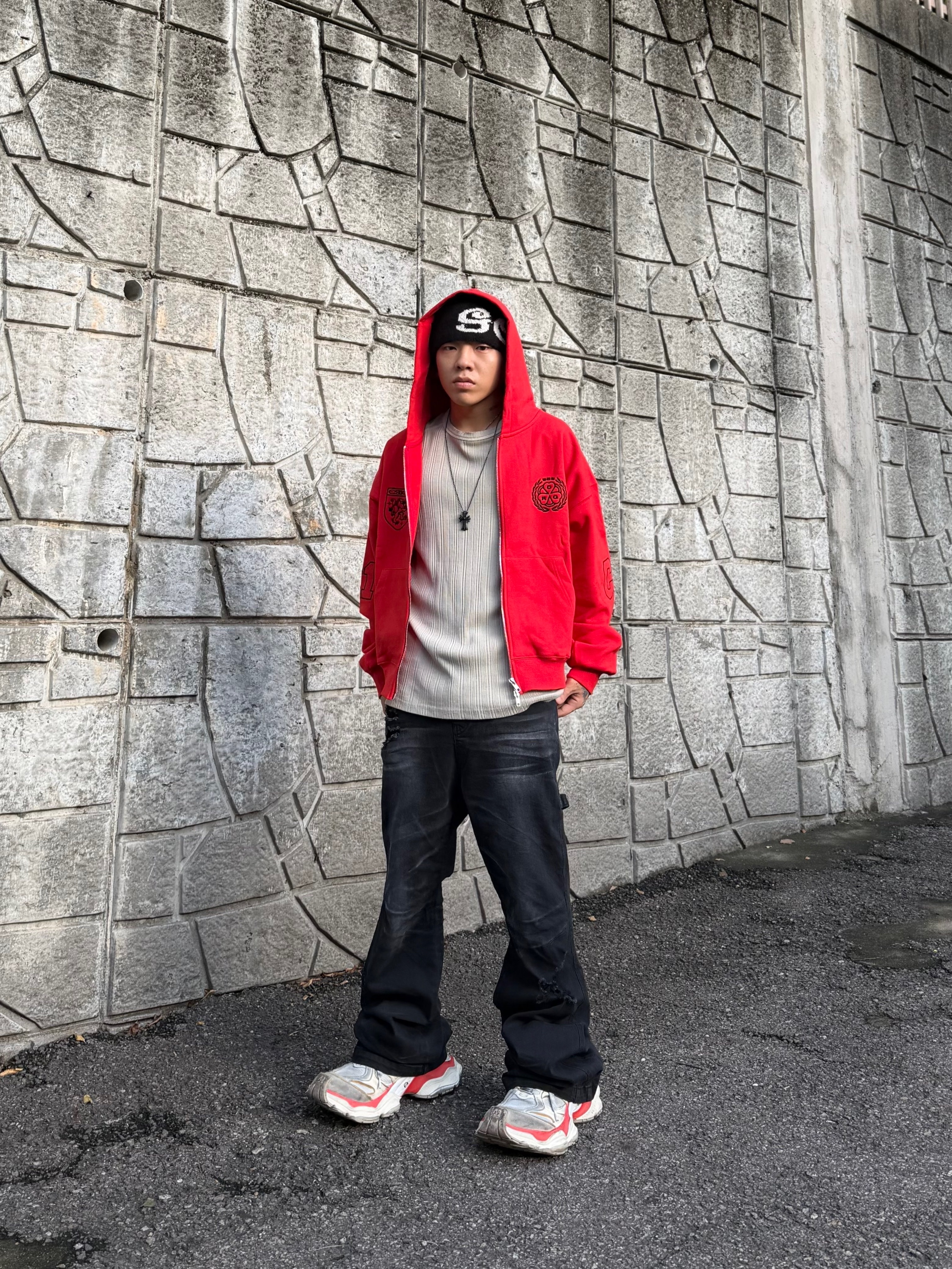 Balenciaga Cargo Sneakers Beige Grey Red 착용 스타일 - 2