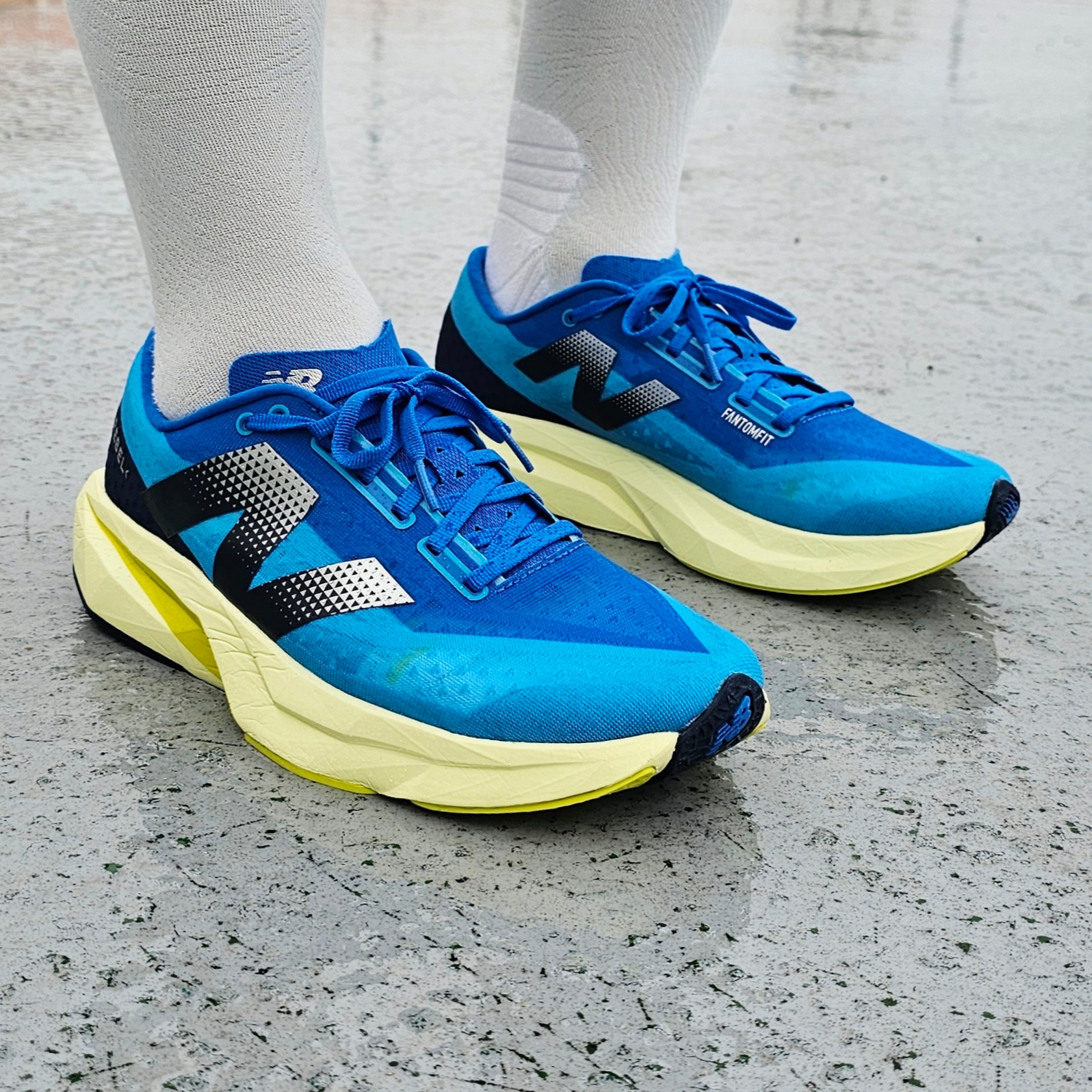 New Balance Fuelcell Rebel v4 Spice Blue Limelight - 2E Wide 착용 스타일
