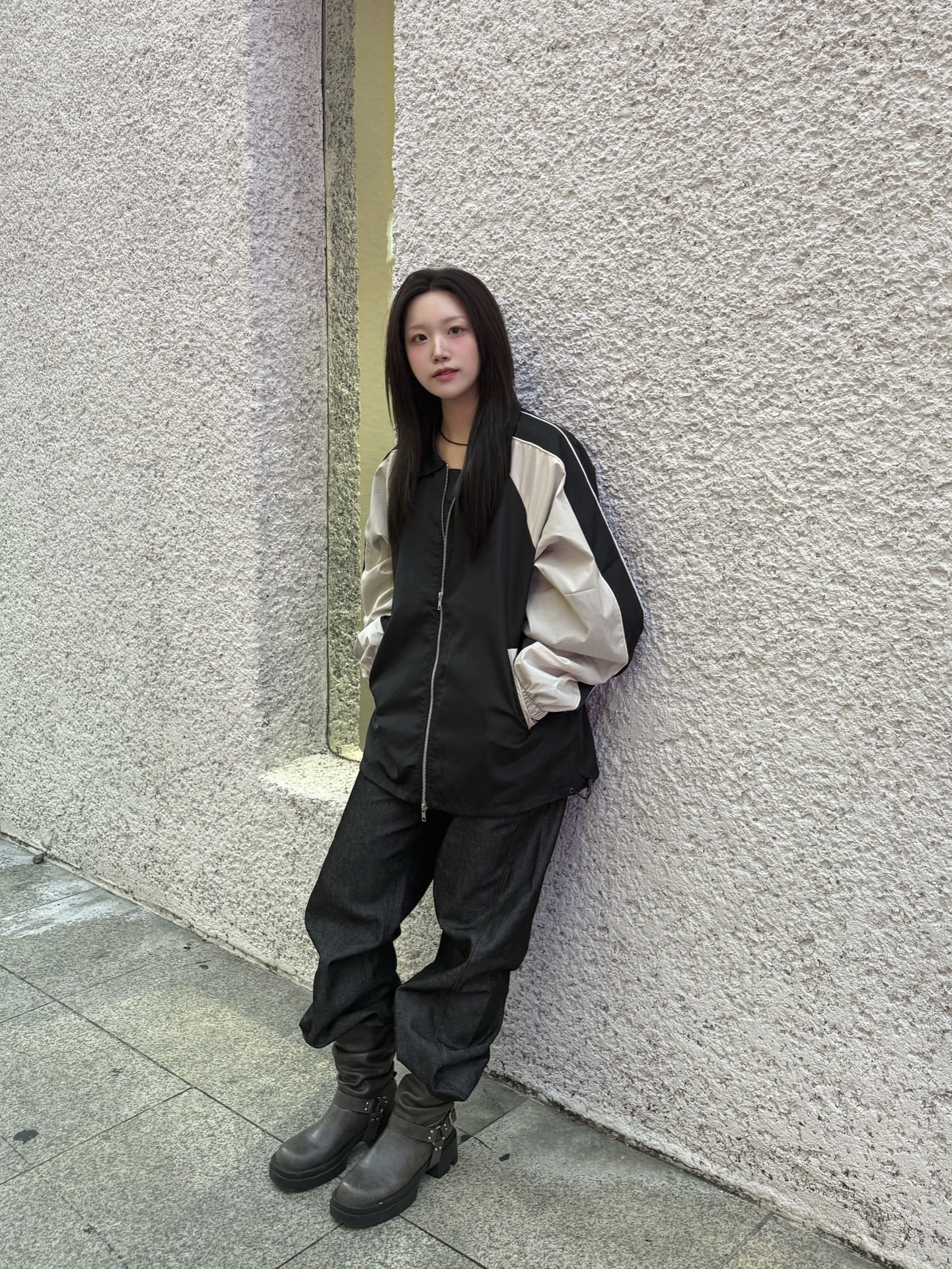 SLOW RECORD HOUSE Piping Line Windbreaker Black & Beige 착용 스타일 - 1