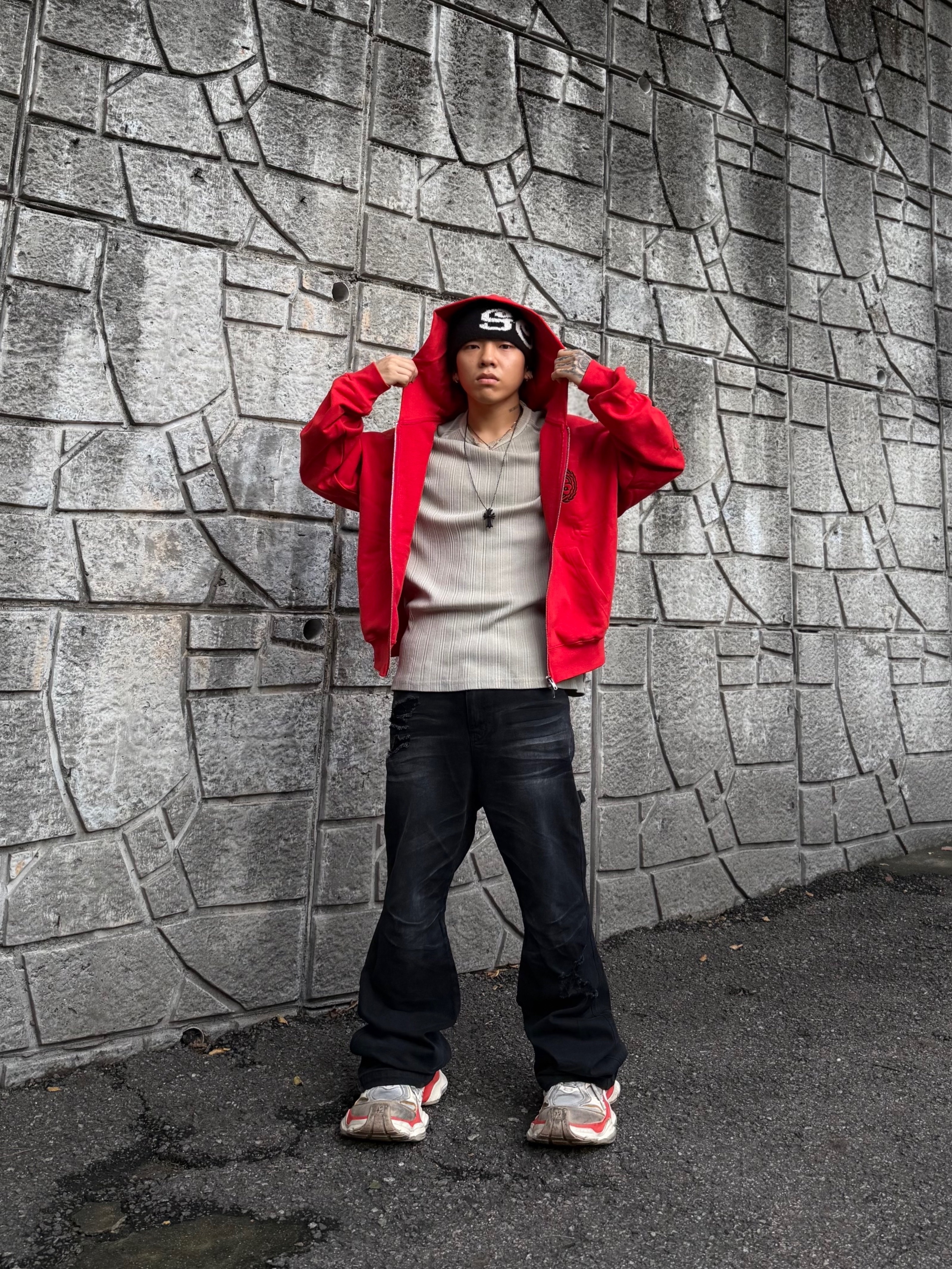 Balenciaga Cargo Sneakers Beige Grey Red 착용 스타일 - 9