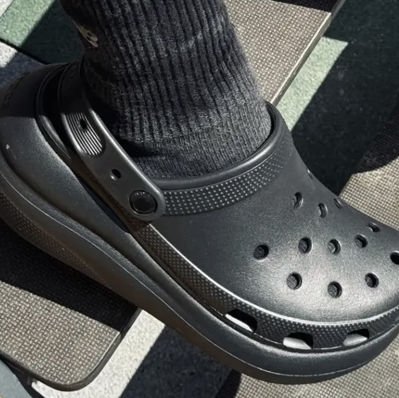 Crocs Classic Crush Clog Black 착용 스타일 - 2