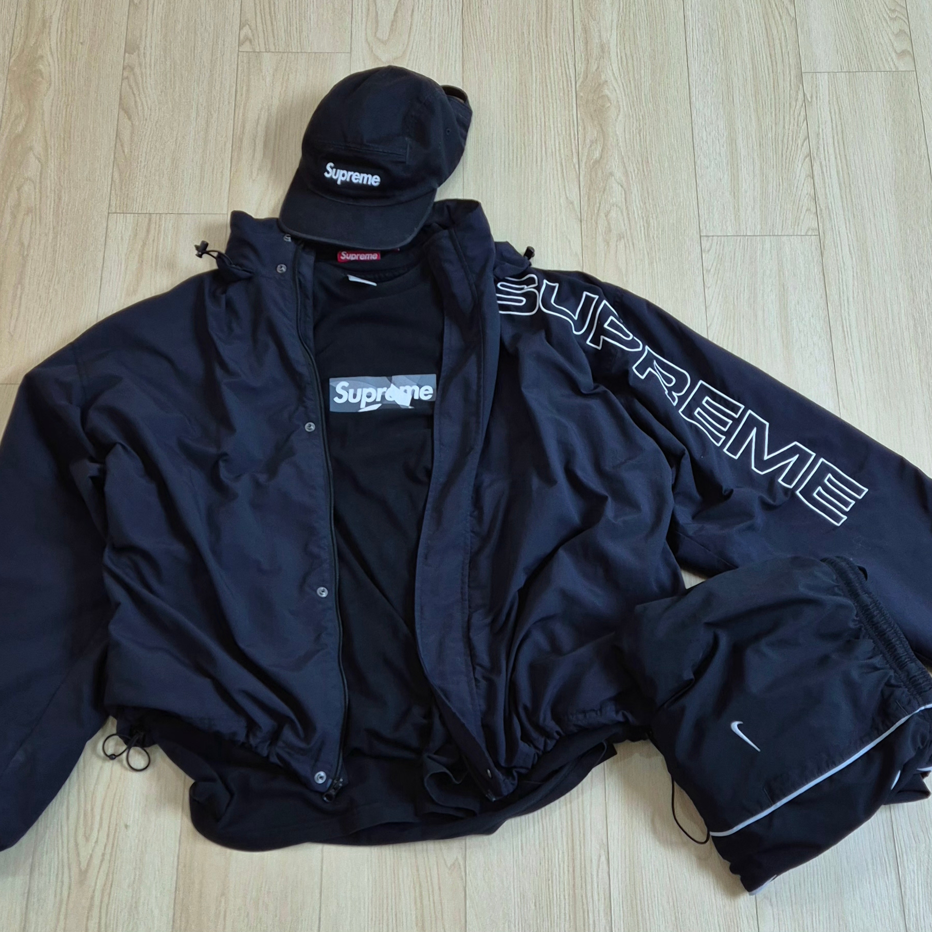 Supreme Washed Chino Twill Camp Cap Black, Supreme Spellout Embroidered Track Jacket Black - 24FW 착용 스타일