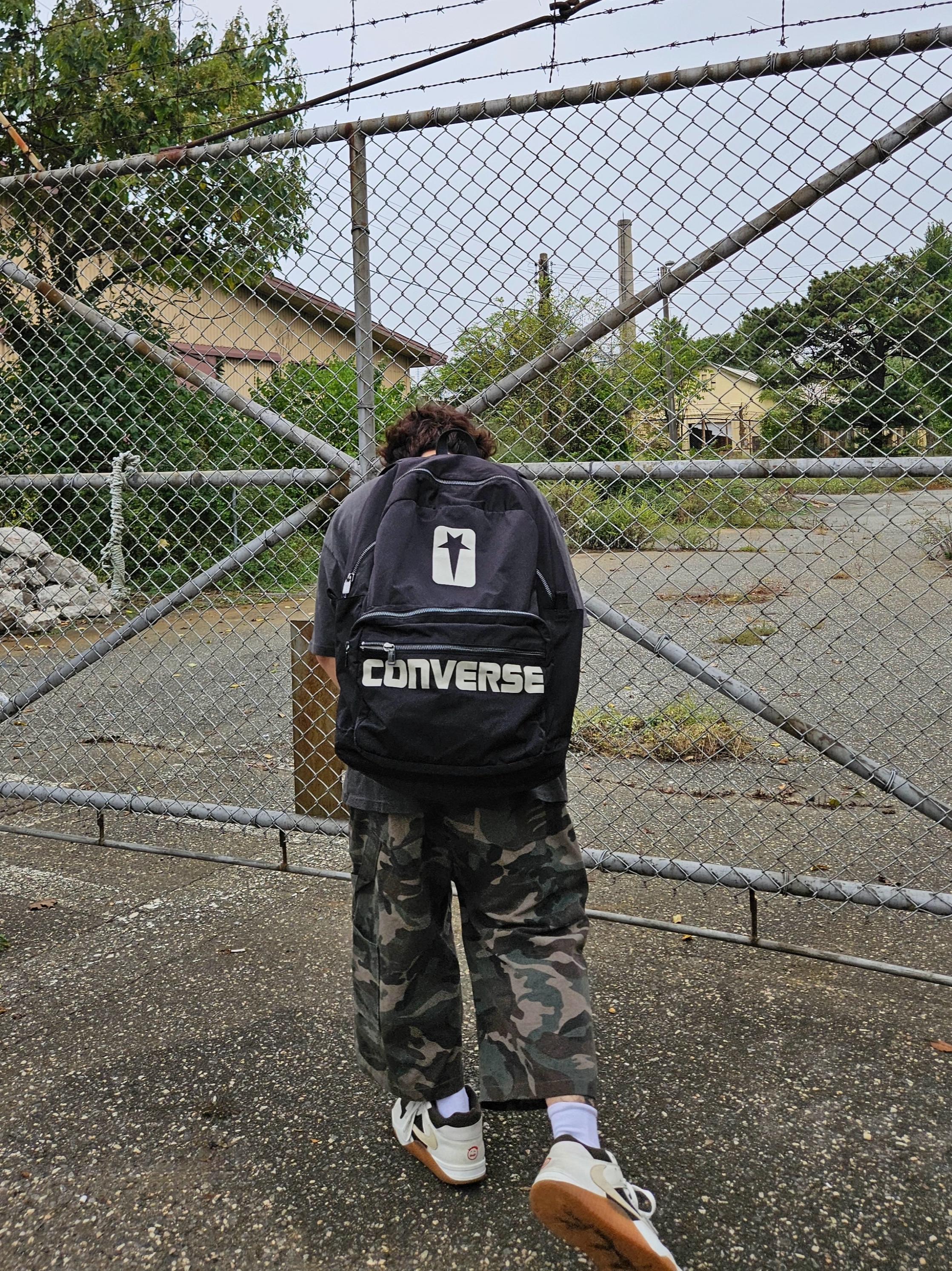 Converse x Drkshdw Oversized Backpack Black 착용 스타일
