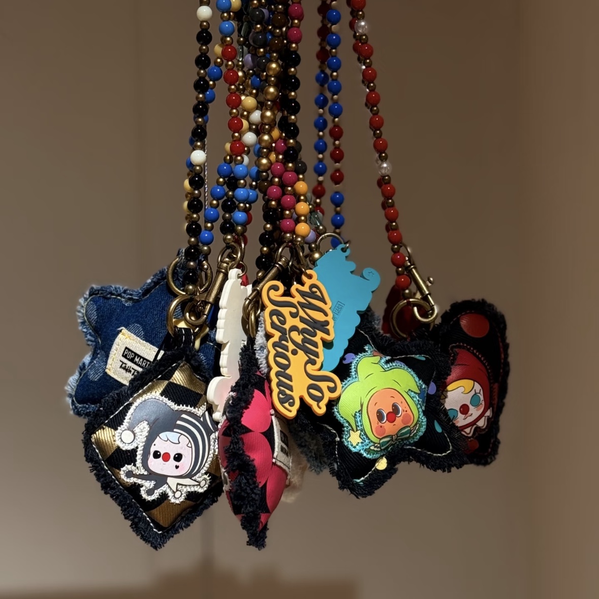 Pop Mart Why So Serious Series Pendant Chain Shadow Joker (Opened Case), Pop Mart Why So Serious Series Pendant Chain Sealed Case (8 Blind Boxes) 착용 스타일