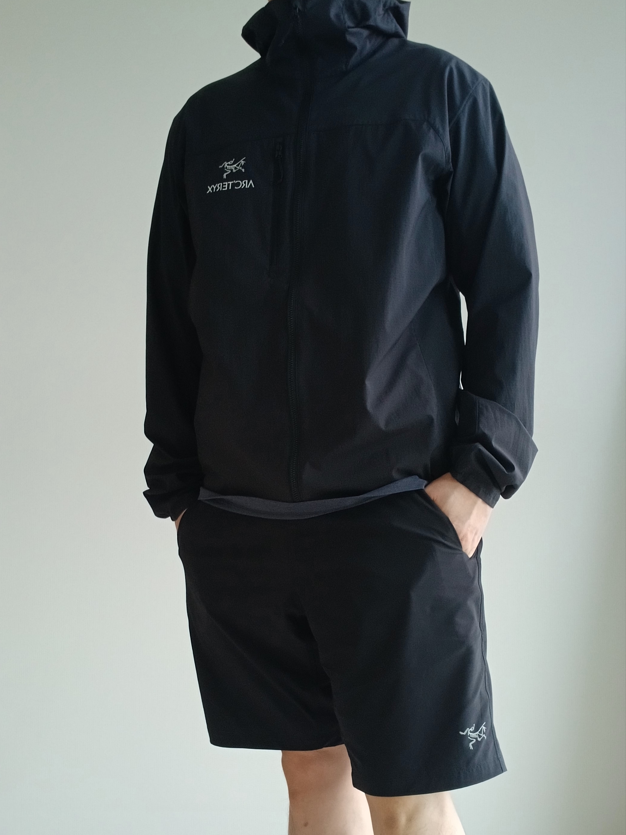 Arc'teryx Squamish Hoody Black, Arc'teryx Cormac Logo SS T-Shirt Black Sapphire Heather 착용 스타일 - 7