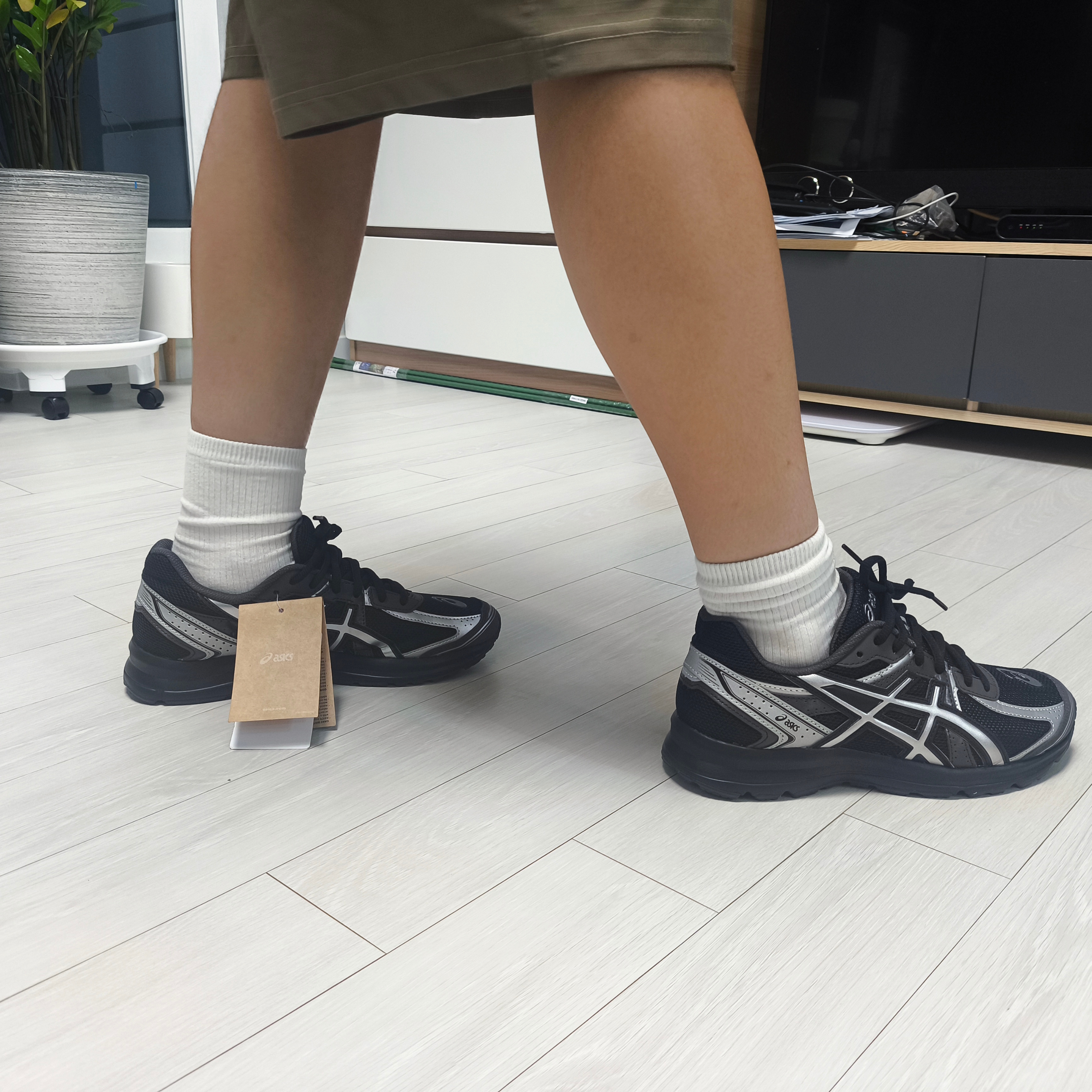 Asics Jog 100 S Black Pure Silver - D Standard 착용 스타일 - 3