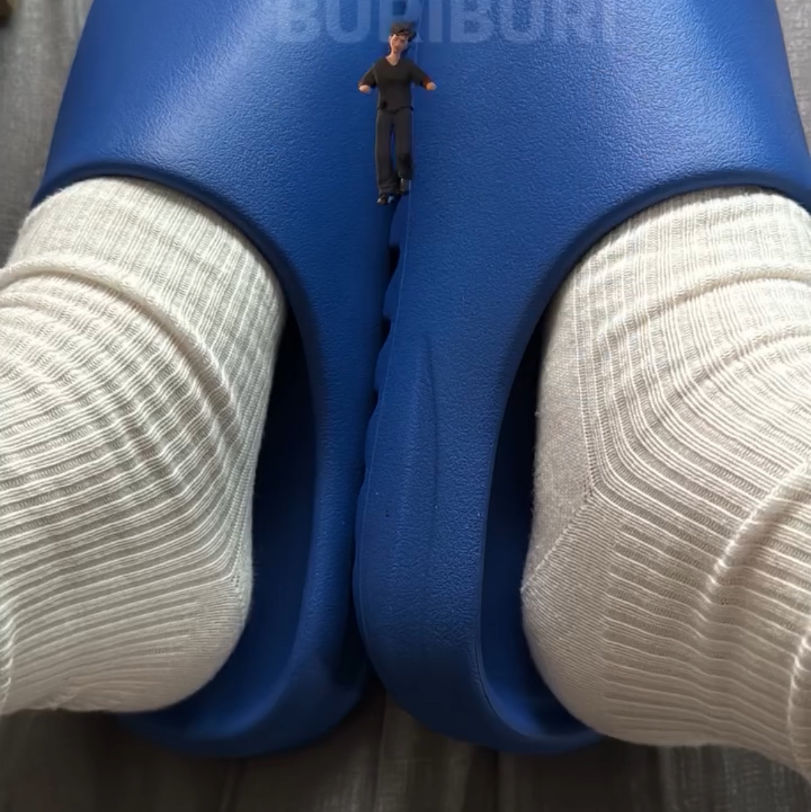 Adidas Yeezy Slide Azure 착용 스타일