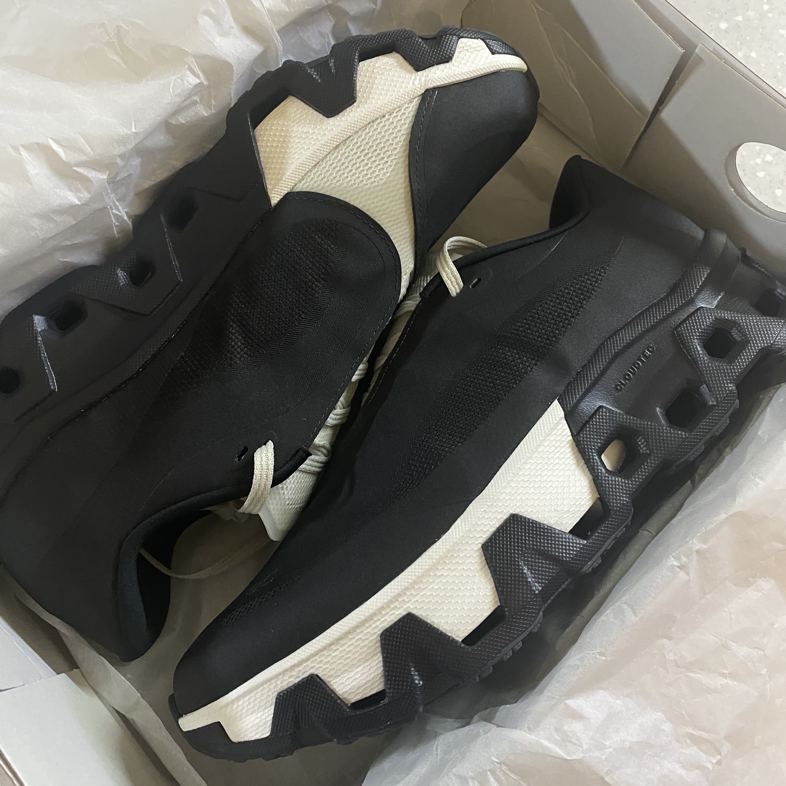 On Running x Post Archive Faction (Paf) Cloudmonster Hyper Black 착용 스타일