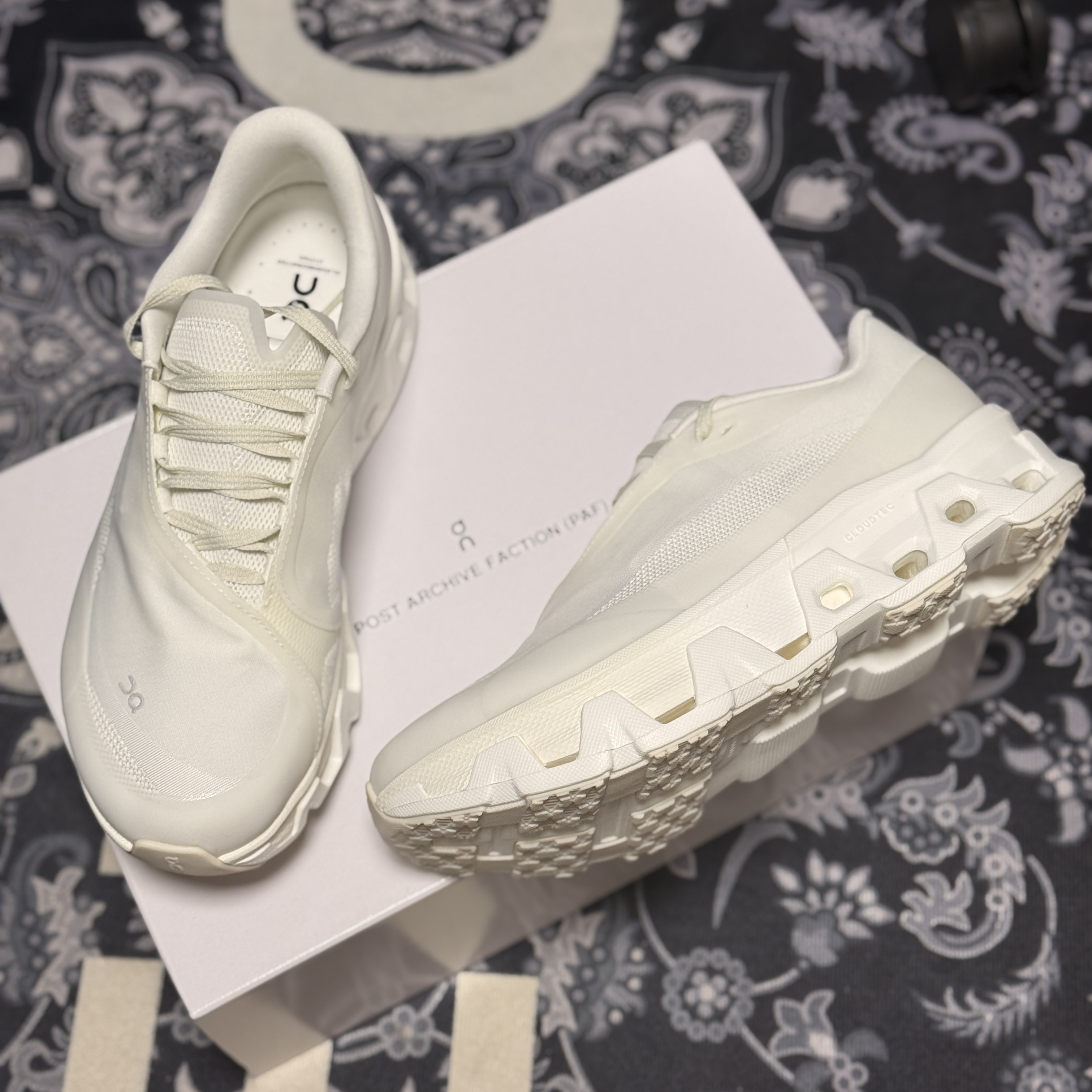 On Running x Post Archive Faction (Paf) Cloudmonster Hyper White 착용 스타일