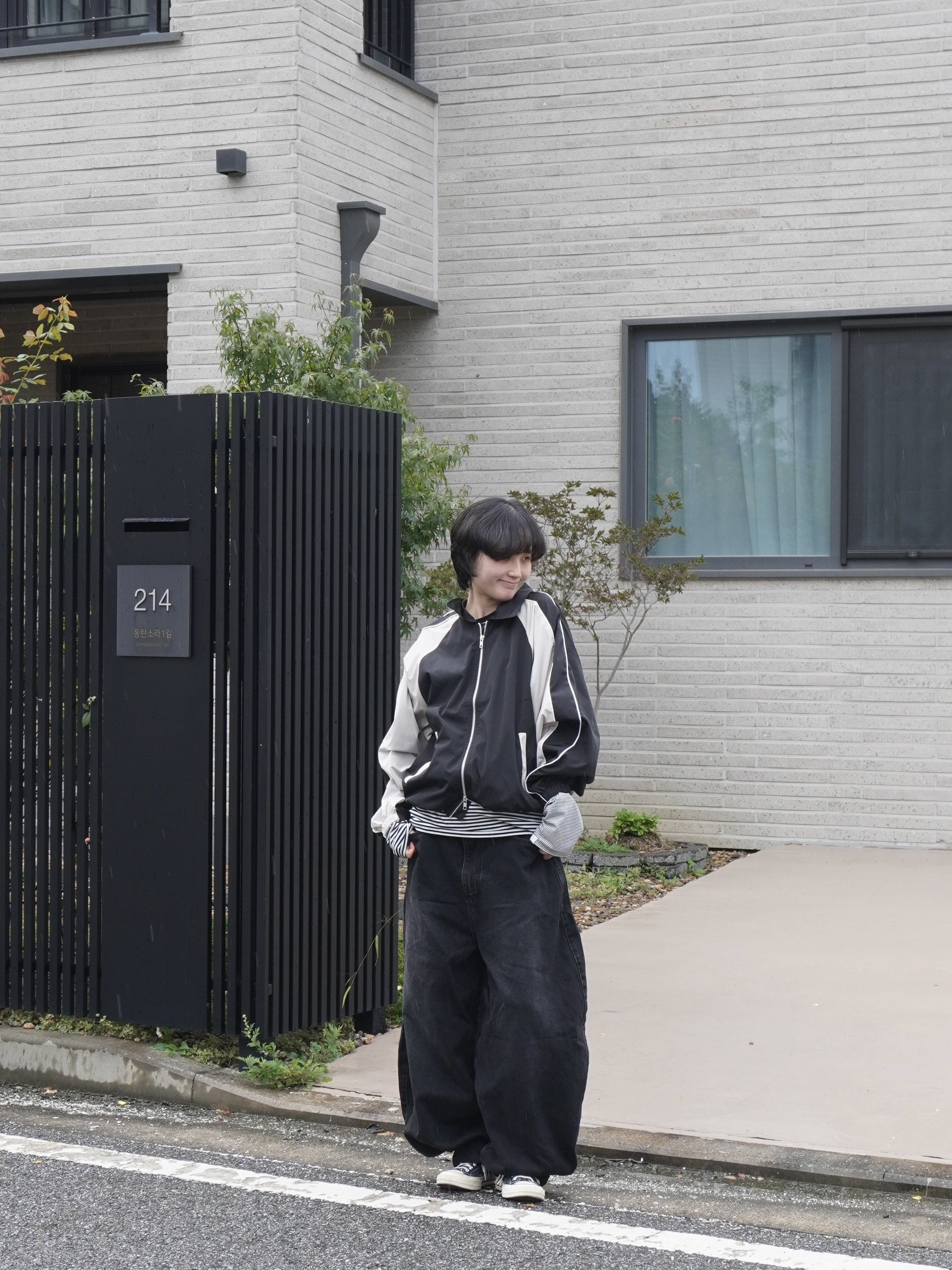 SLOW RECORD HOUSE Piping Line Windbreaker Black & Beige 착용 스타일 - 1