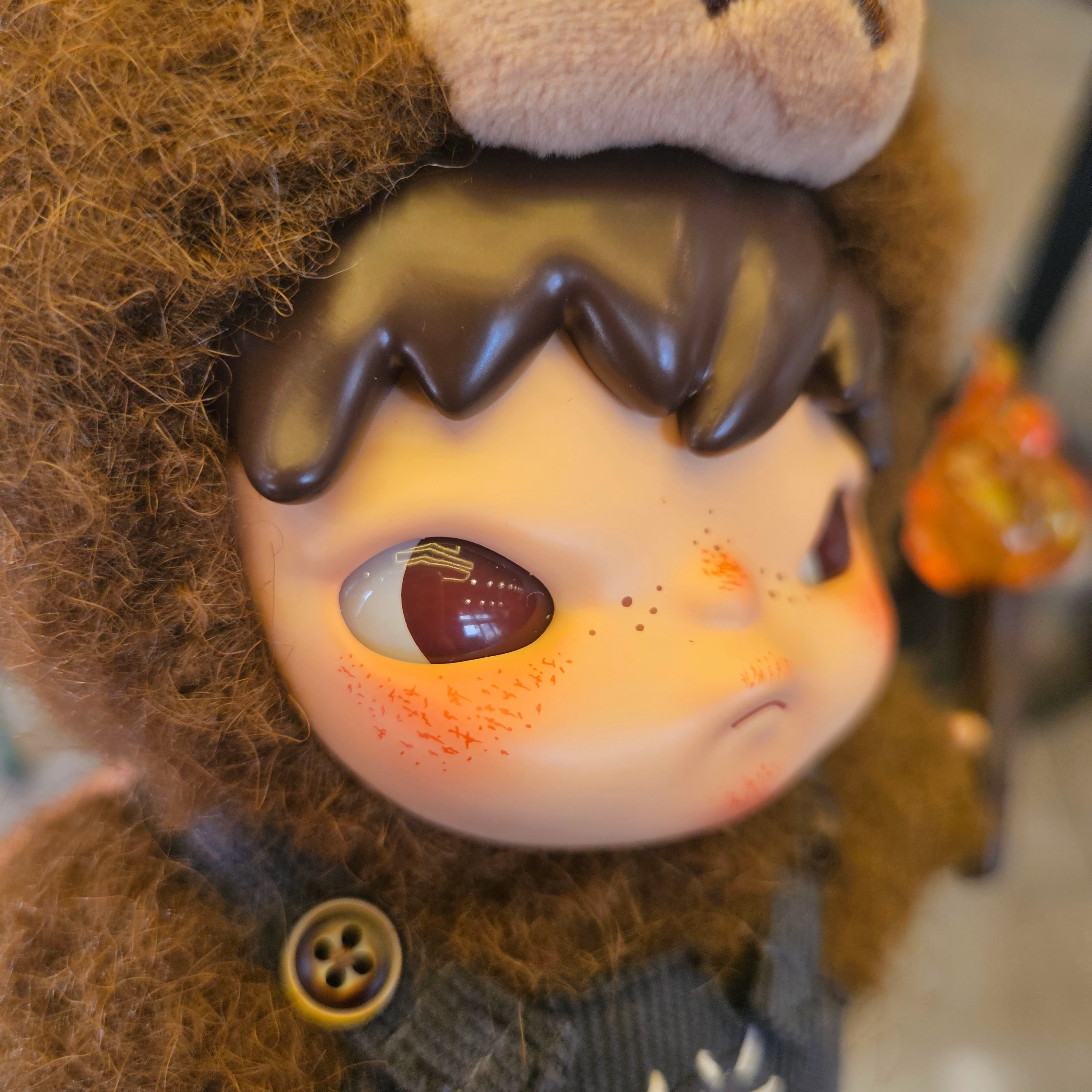 Pop Mart Hirono Living Wild-Fight For Joy Plush Doll, SATUR W Orta 2-Way Collar Duck Down Padding Brown 착용 스타일 - 1