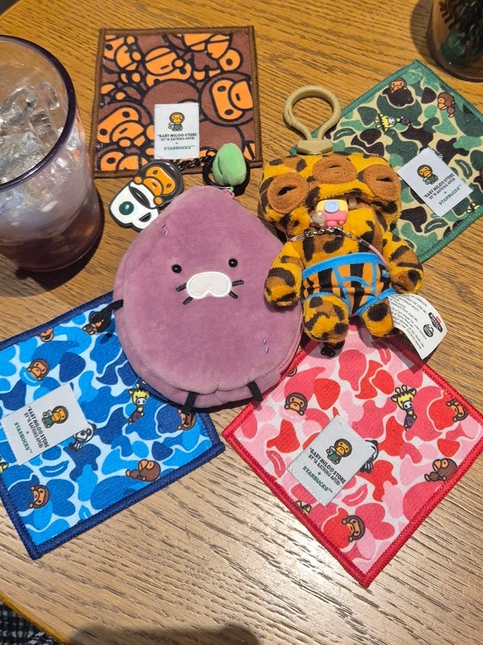Fuggler Alien Keyring Leopard, Starbucks x BAPE Baby Milo Coaster 착용 스타일 - 1
