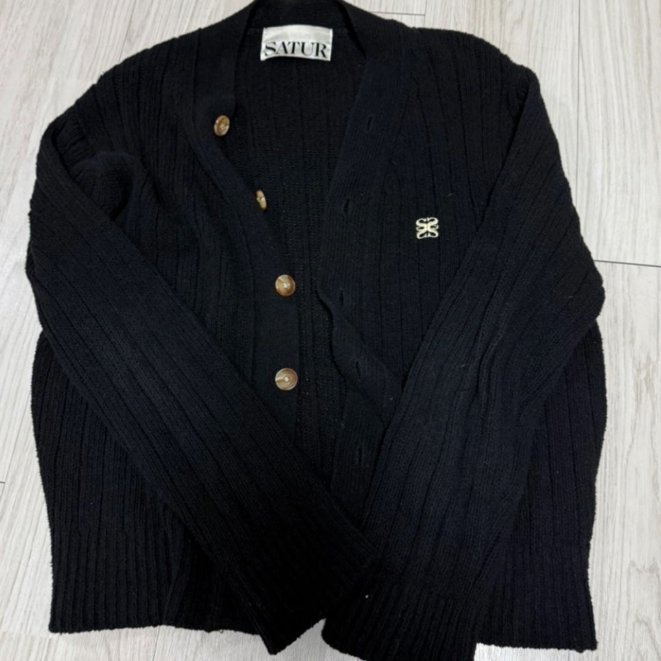 SATUR Faro Over Size Boucle Cardigan Classic Black 착용 스타일
