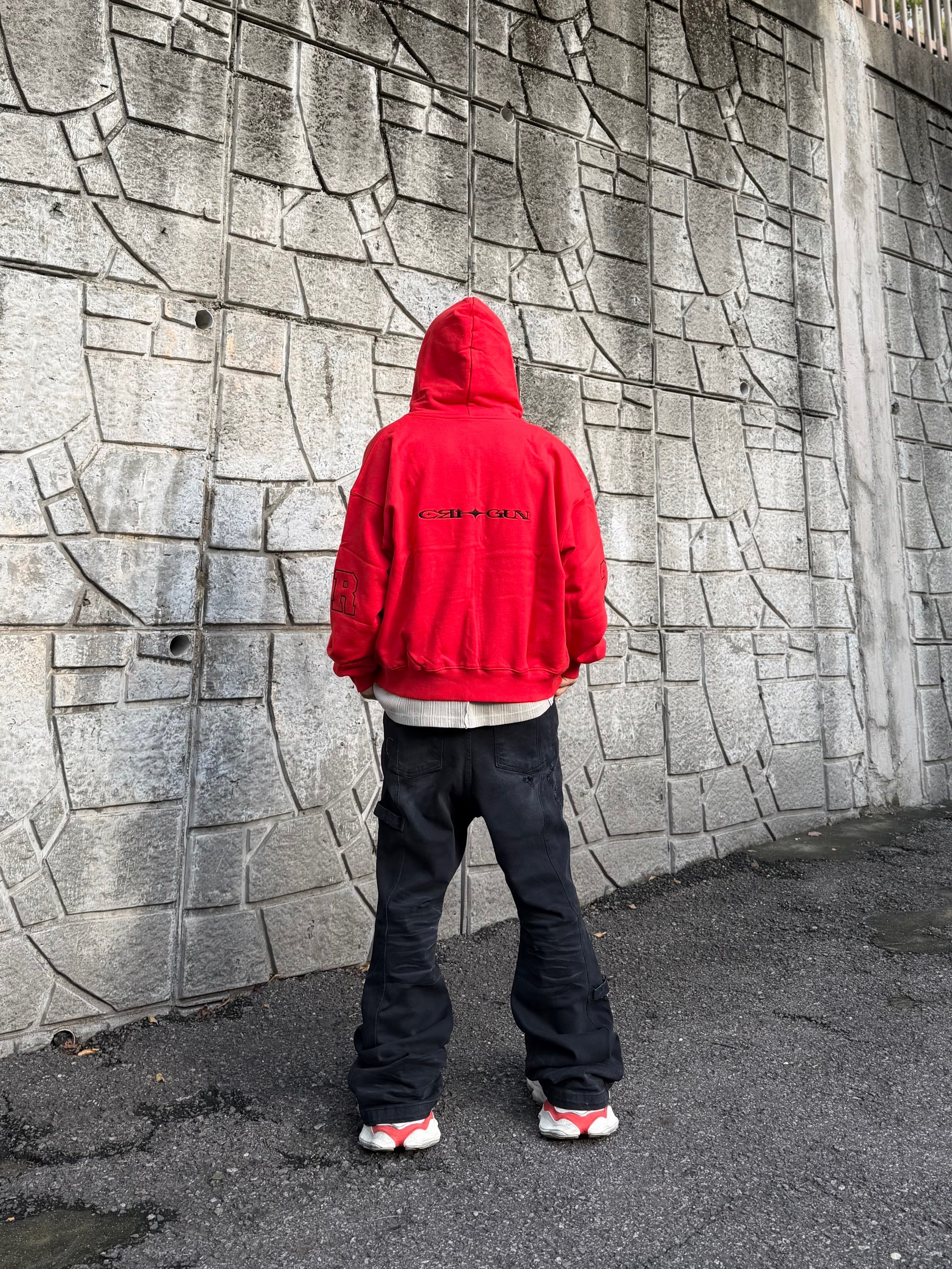 Balenciaga Cargo Sneakers Beige Grey Red 착용 스타일 - 7
