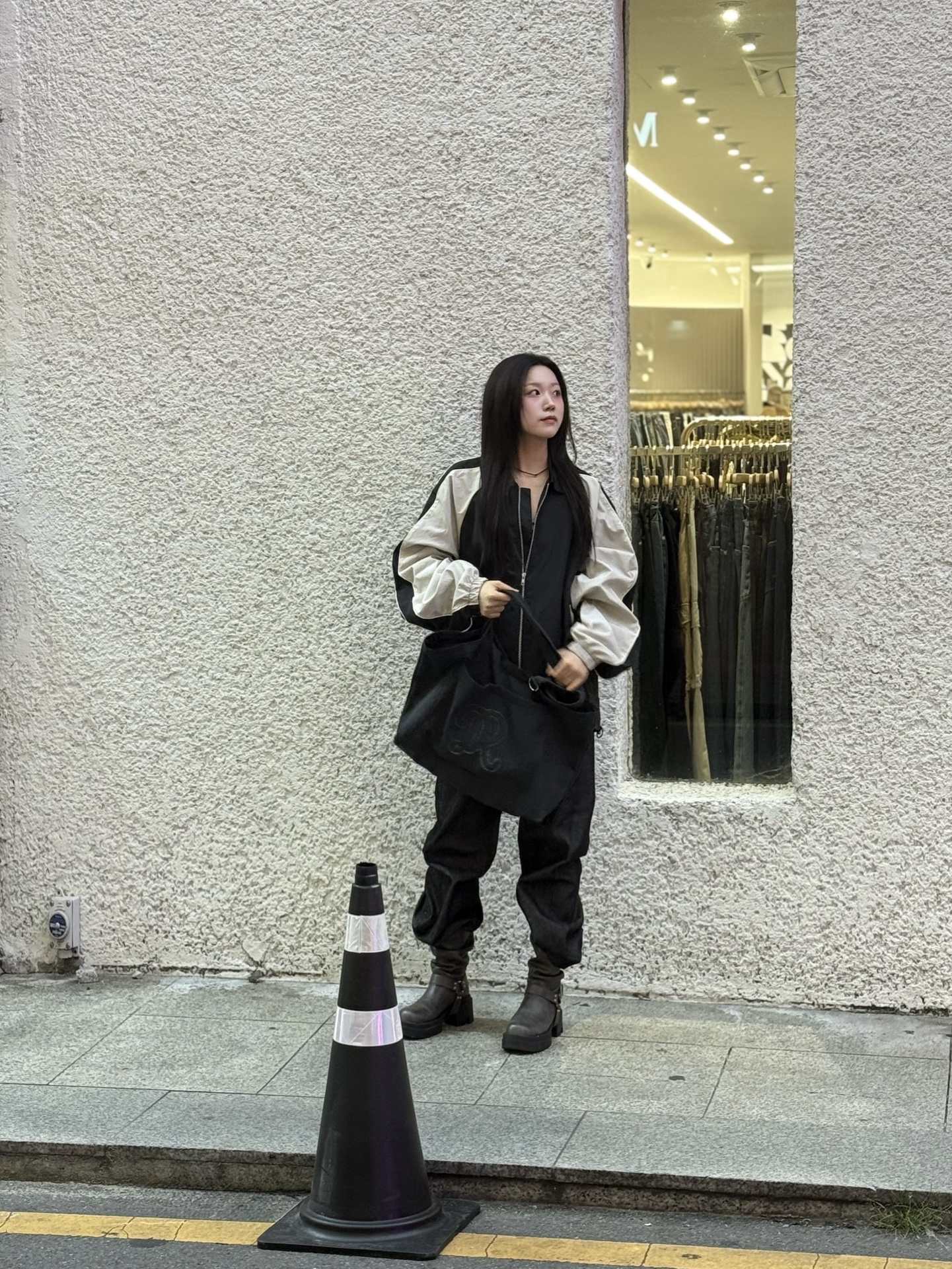 SLOW RECORD HOUSE Piping Line Windbreaker Black & Beige 착용 스타일 - 7