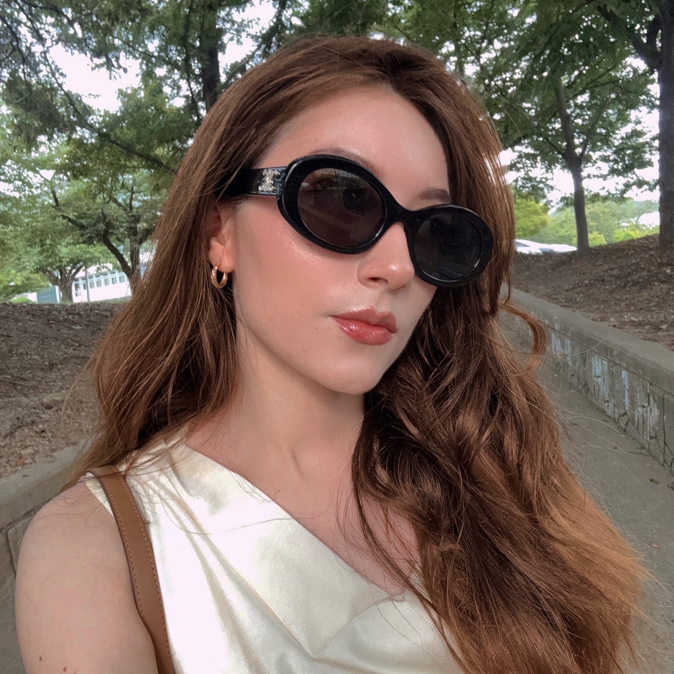 (W) Celine Triomphe 01 Sunglasses in Acetate Black 착용 스타일