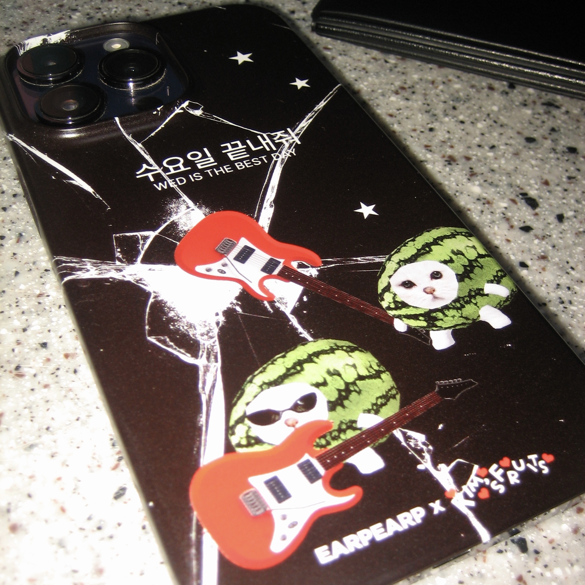 [EARPEARP X KIMS FRUITS] Wednesday is Awesome Hard Case 착용 스타일