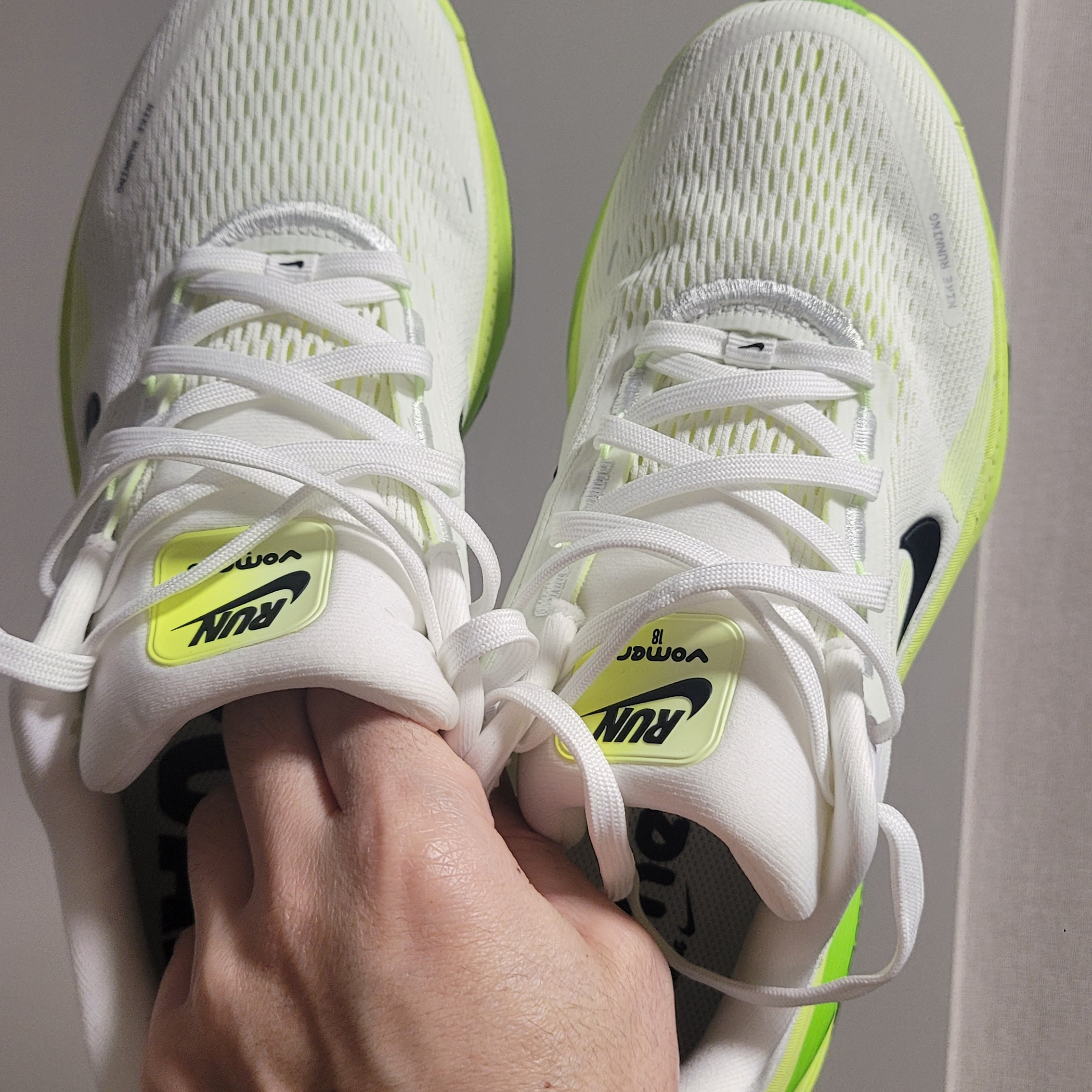 Nike Vomero 18 White Electric Green 착용 스타일 - 2