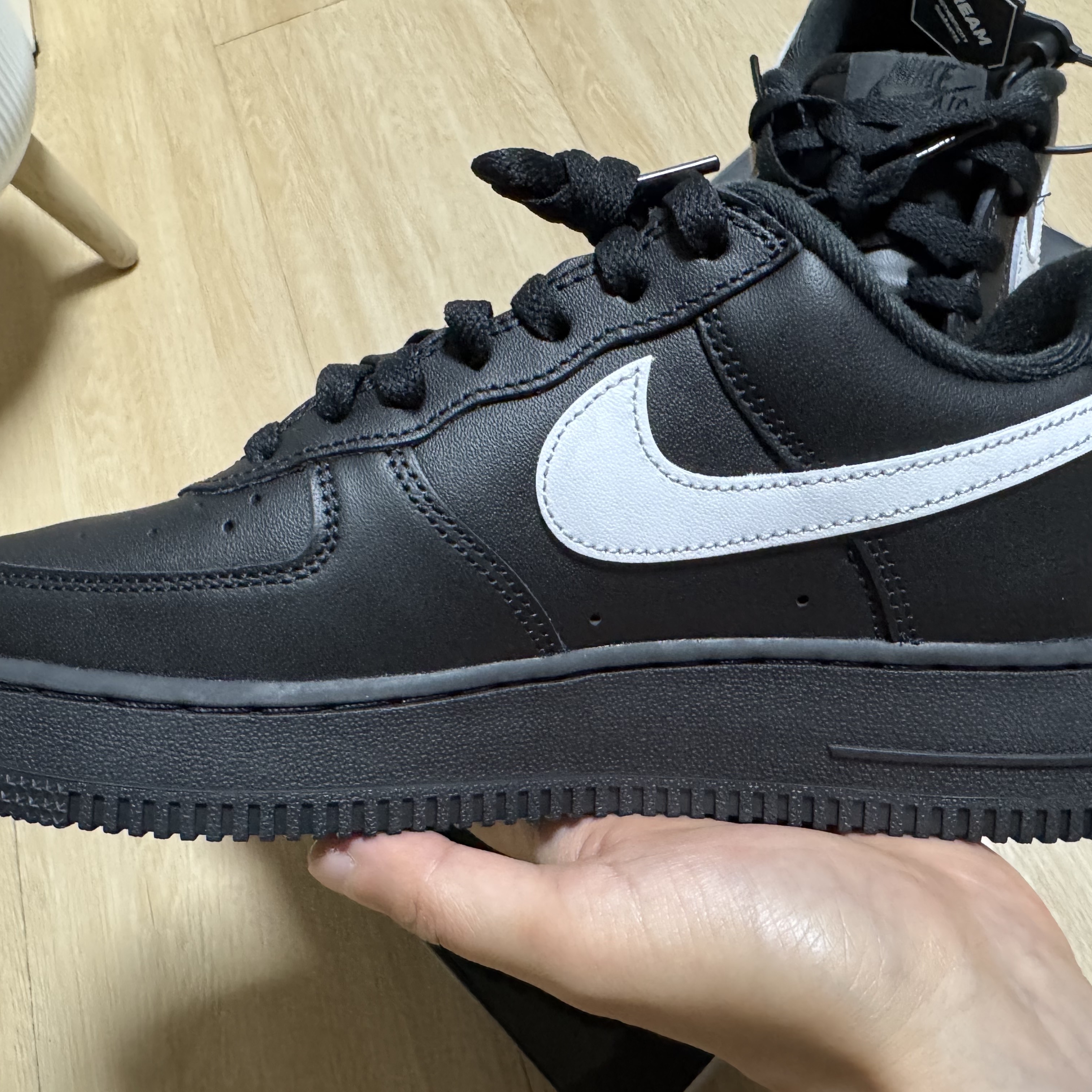 Nike x Supreme Air Force 1 Low Black 착용 스타일 - 3