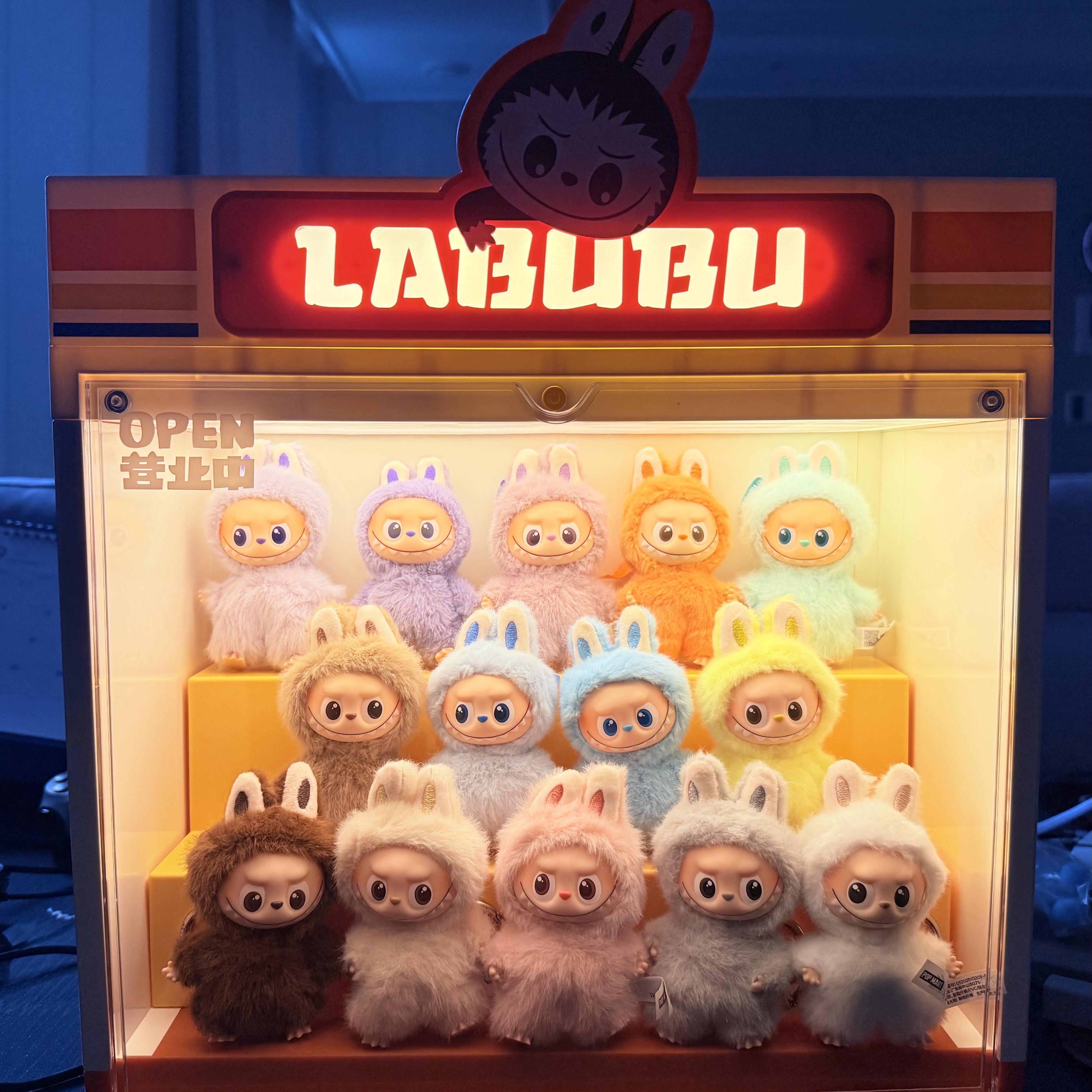 Pop Mart Labubu The Monsters Wacky Mart Series Display Container 착용 스타일 - 1