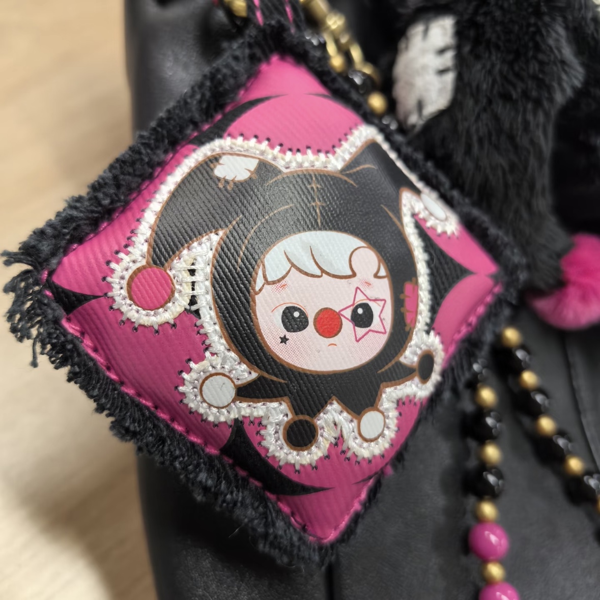 Pop Mart Why So Serious Series Pendant Chain Shadow Joker (Opened Case) 착용 스타일
