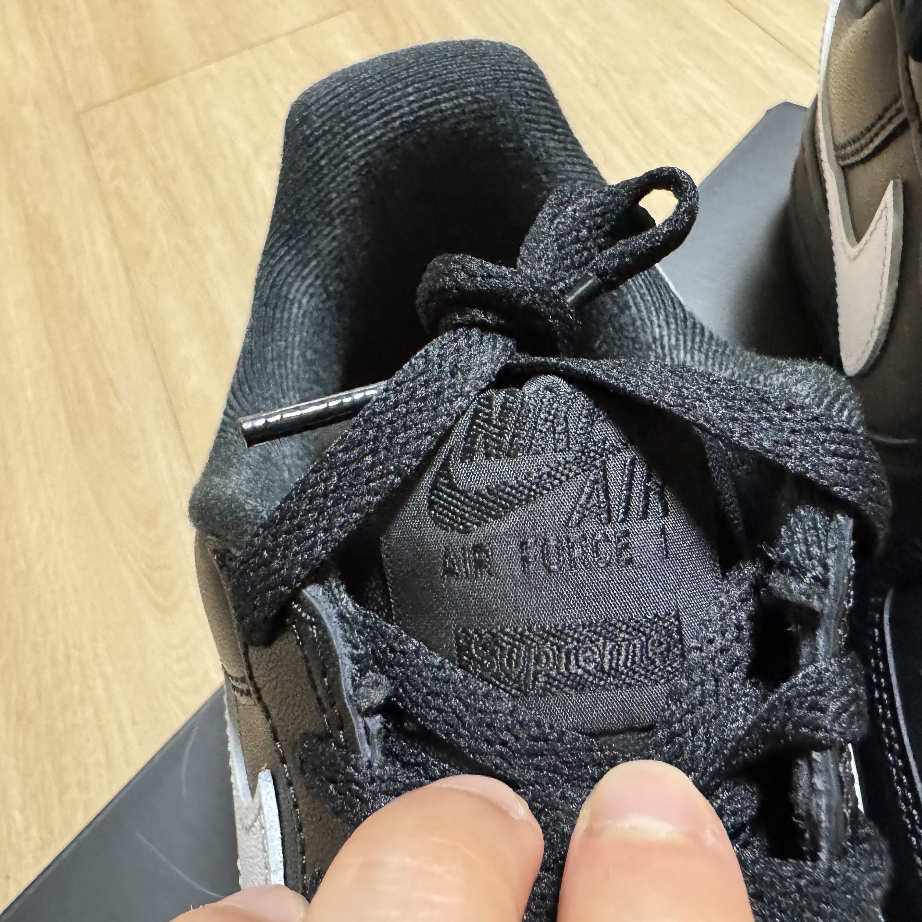 Nike x Supreme Air Force 1 Low Black 착용 스타일 - 6