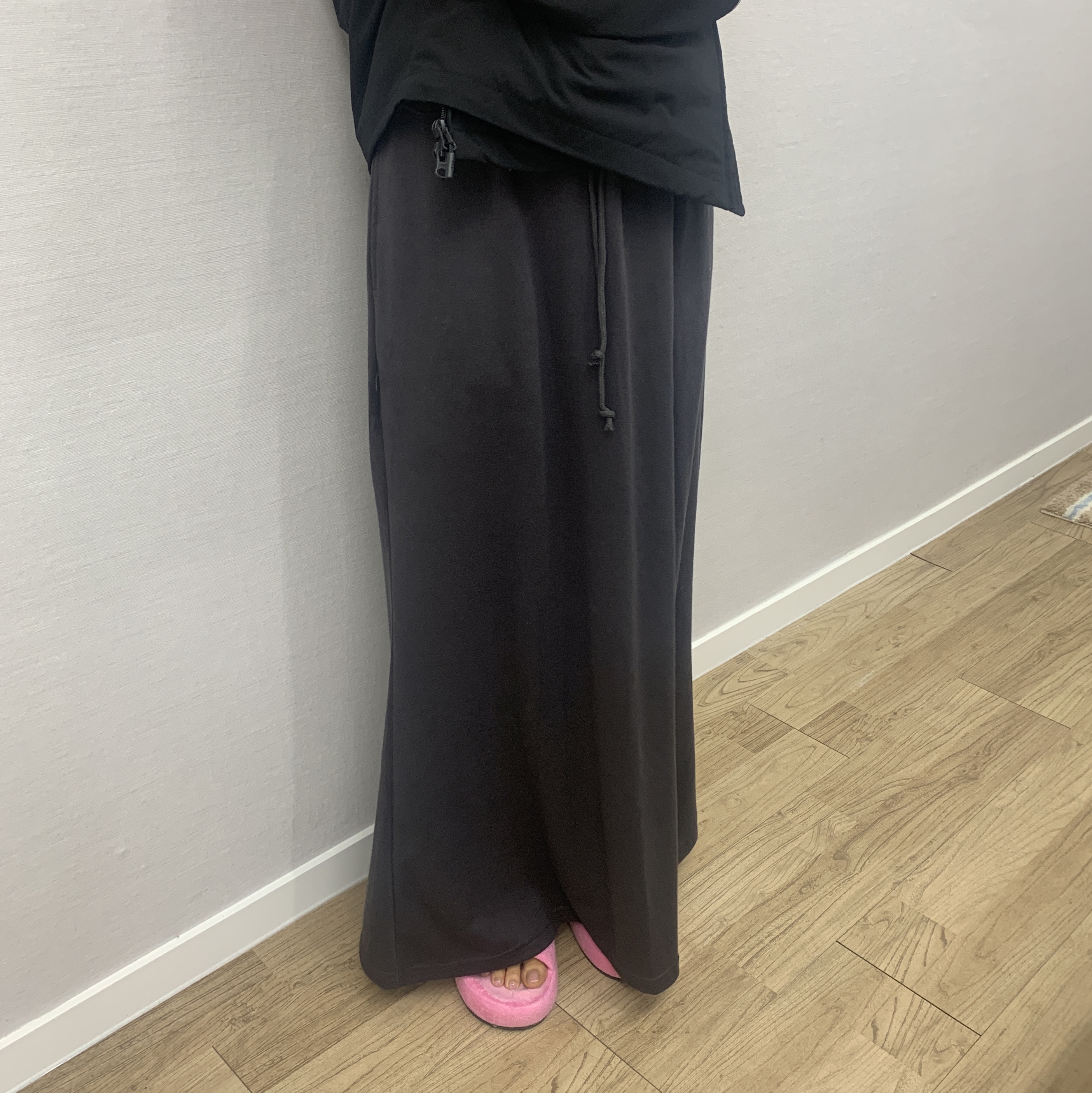 LAZYZ Snuggy Pocket Long Skirt - Charcoal 착용 스타일