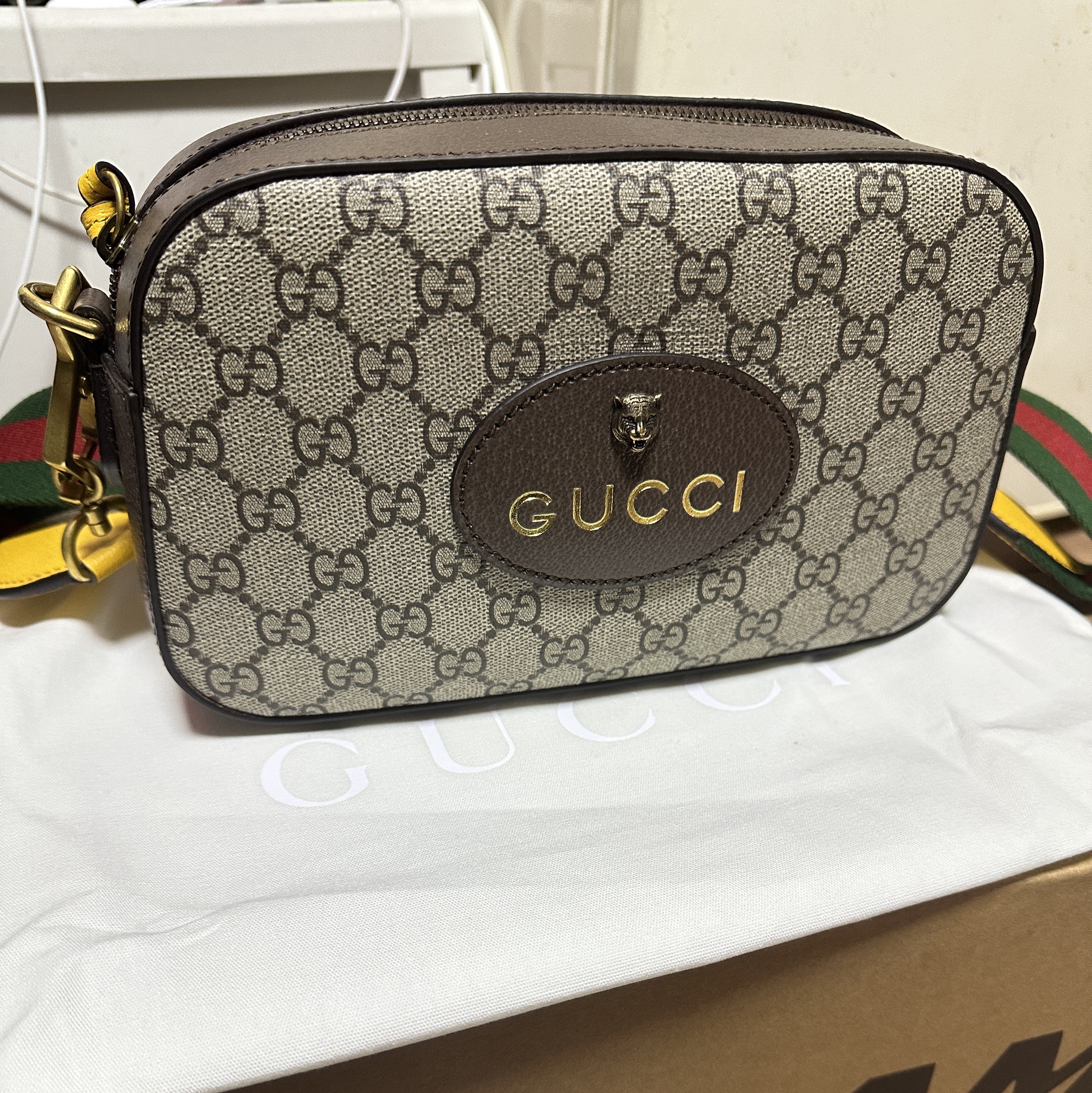 Gucci GG Messenger Bag Beige Ebony 착용 스타일 - 2