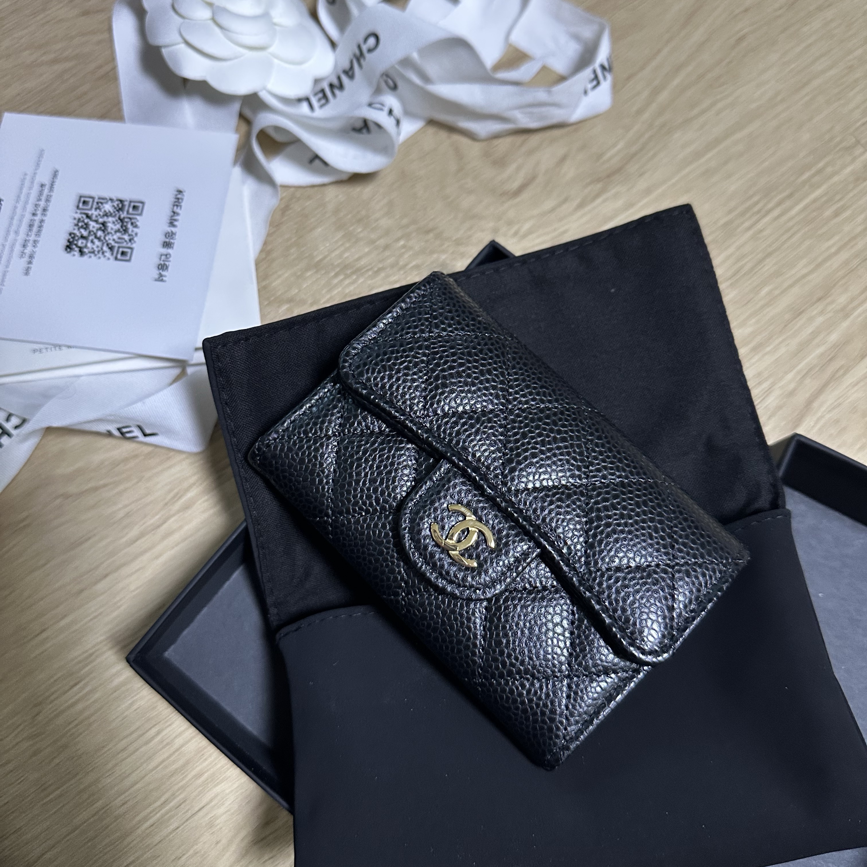 Chanel Classic Card Holder Grained Calfskin & Gold Black 착용 스타일