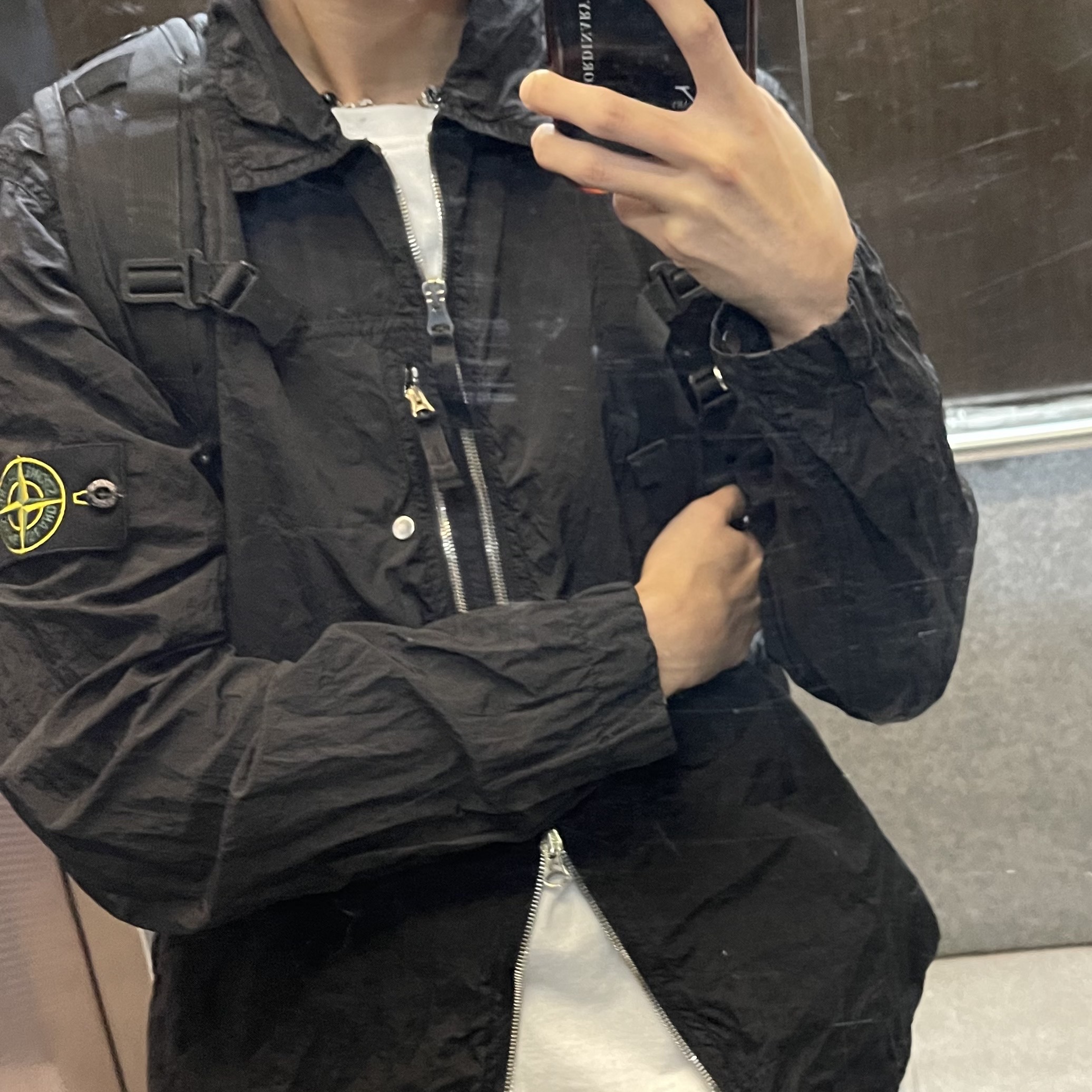 Stone Island 1200005 Nylon Metal in Econyl Overshirt with Pocket and Two-Way Zipper Black - 25SS 착용 스타일