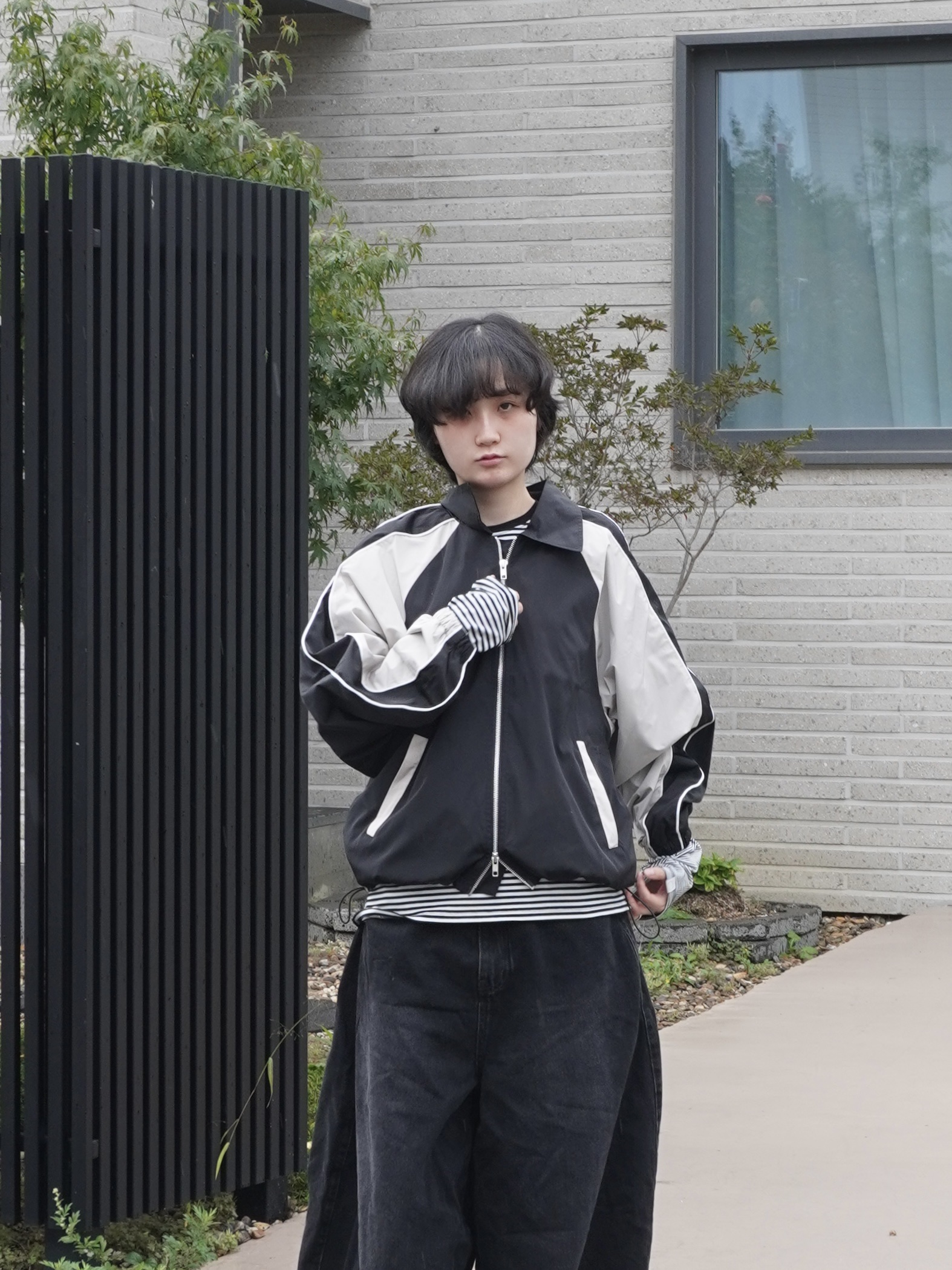 SLOW RECORD HOUSE Piping Line Windbreaker Black & Beige 착용 스타일 - 3