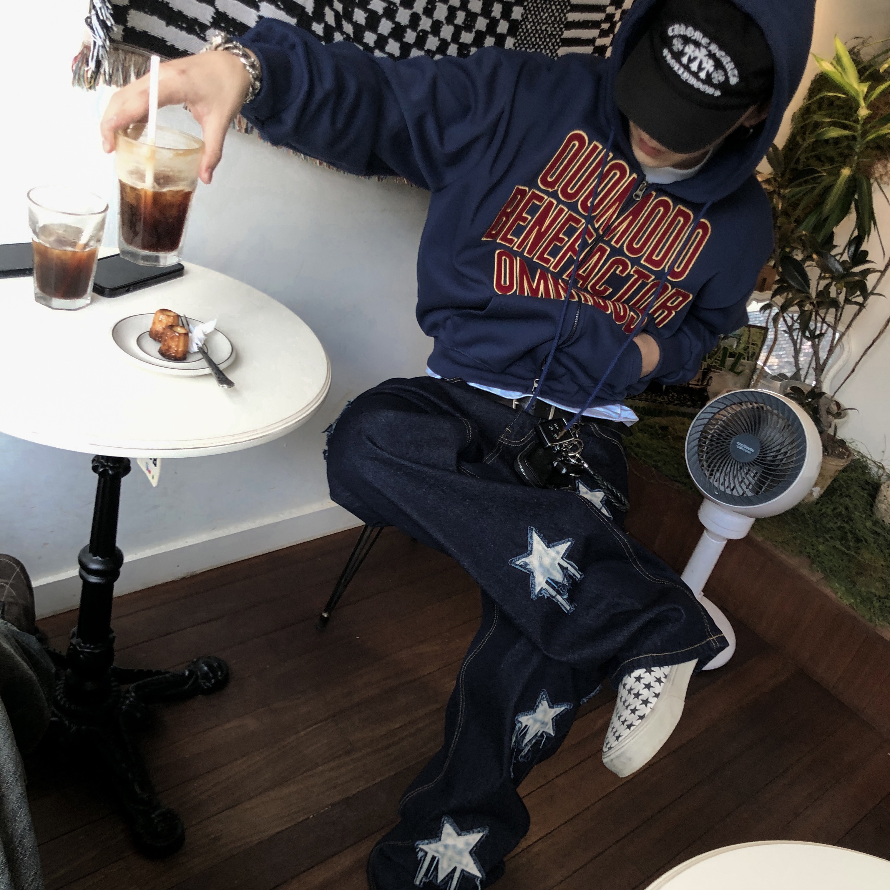 Chrome Hearts Gas Station Cemetery Trucker Hat Black, Vans Vault x Bianca Chandon Classic Slip-On LX Stressed Black White 착용 스타일 - 4