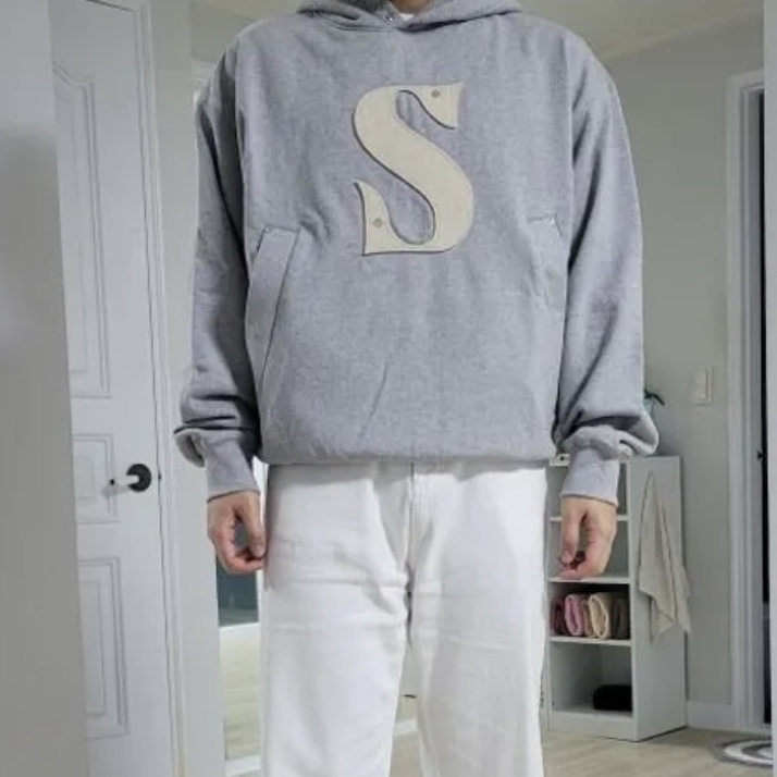 SATUR Rivet Applique Pocket Logo Hoodie Melange Gray 착용 스타일