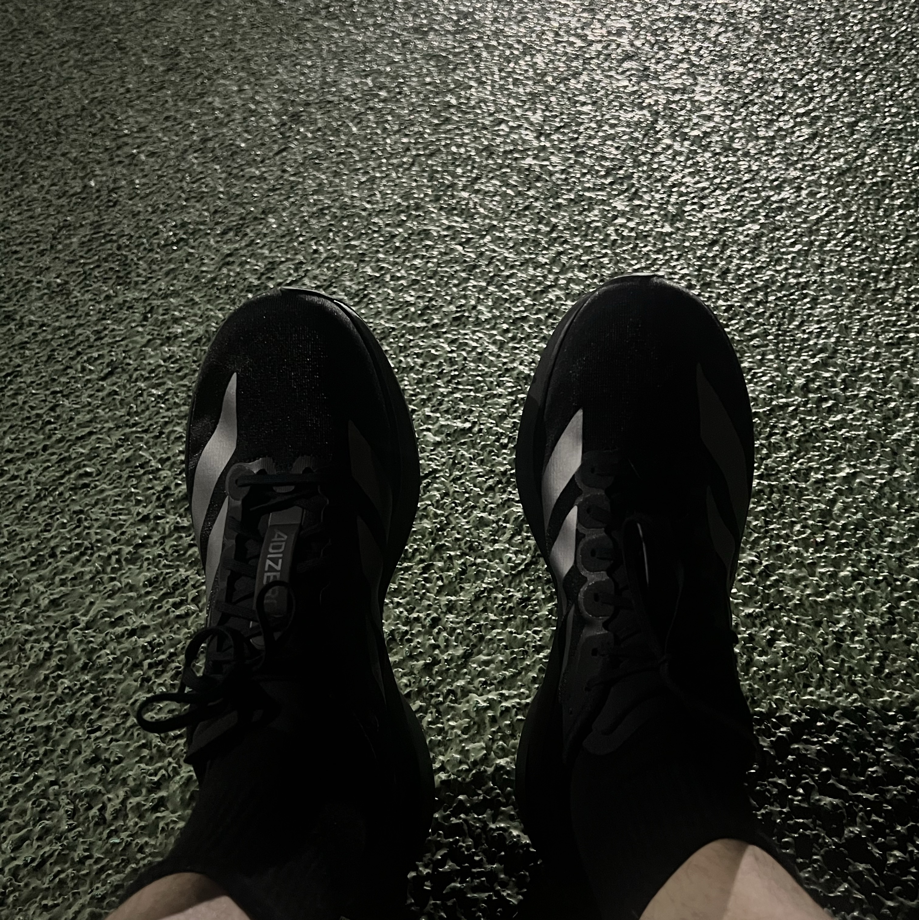 Adidas Adizero EVO SL Core Black Iron Metallic 착용 스타일